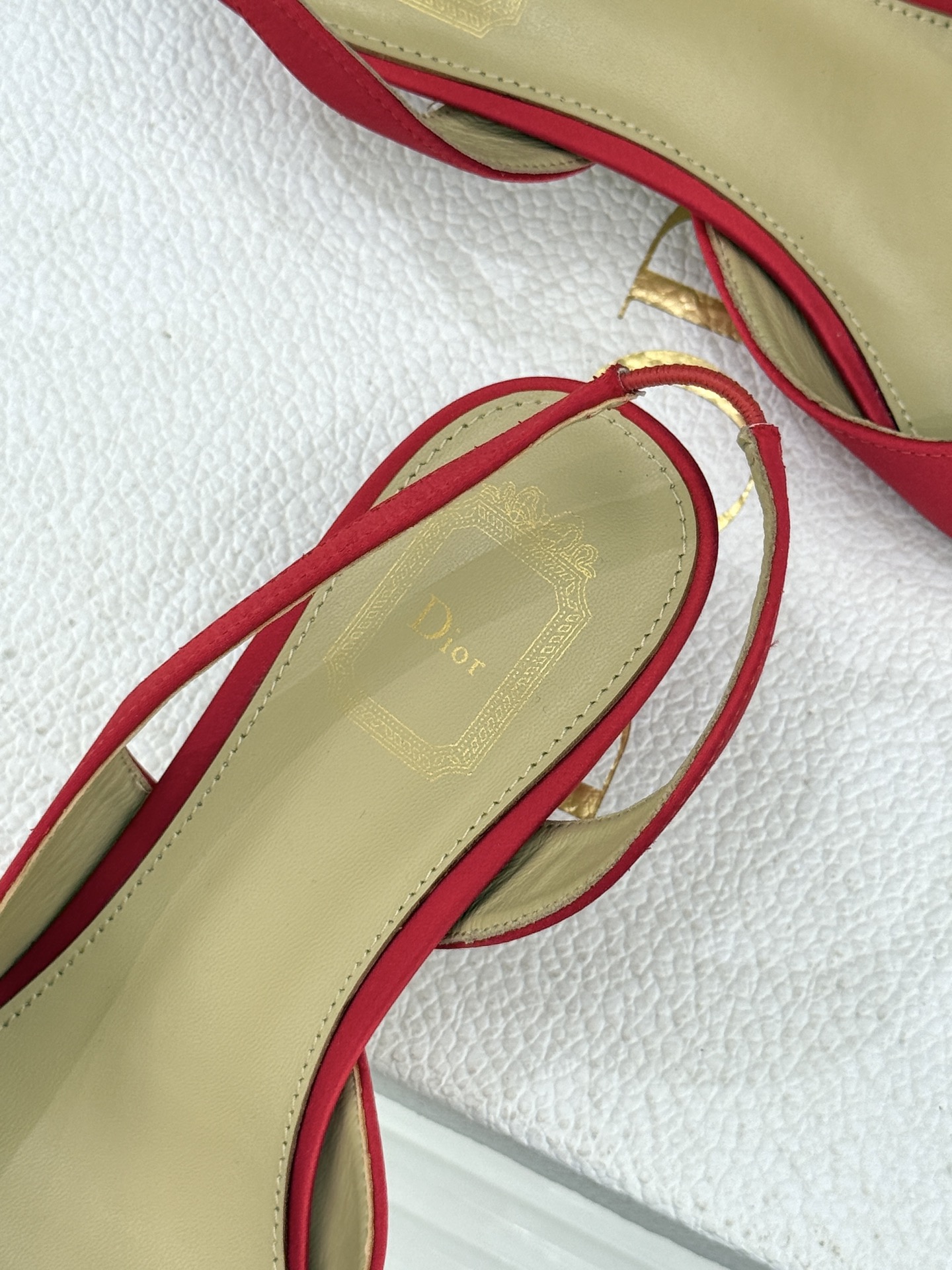 Dior/迪奥26WF早春新品蝴蝶结系列鱼嘴凉鞋当罗马阿尔巴尼别墅的早春晨光吻过迪奥工坊的缎面裁片这双凉