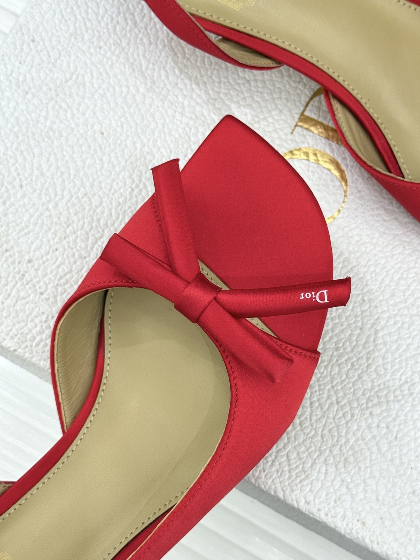 Dior/迪奥26WF早春新品蝴蝶结系列鱼嘴凉鞋当罗马阿尔巴尼别墅的早春晨光吻过迪奥工坊的缎面裁片这双凉