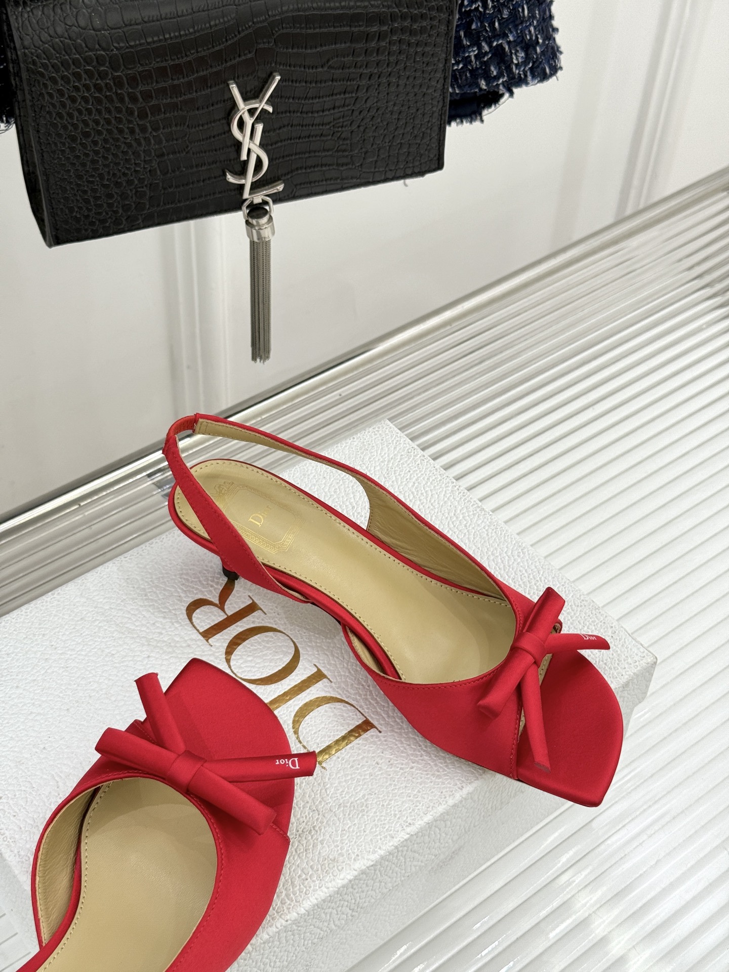 Dior/迪奥26WF早春新品蝴蝶结系列鱼嘴凉鞋当罗马阿尔巴尼别墅的早春晨光吻过迪奥工坊的缎面裁片这双凉