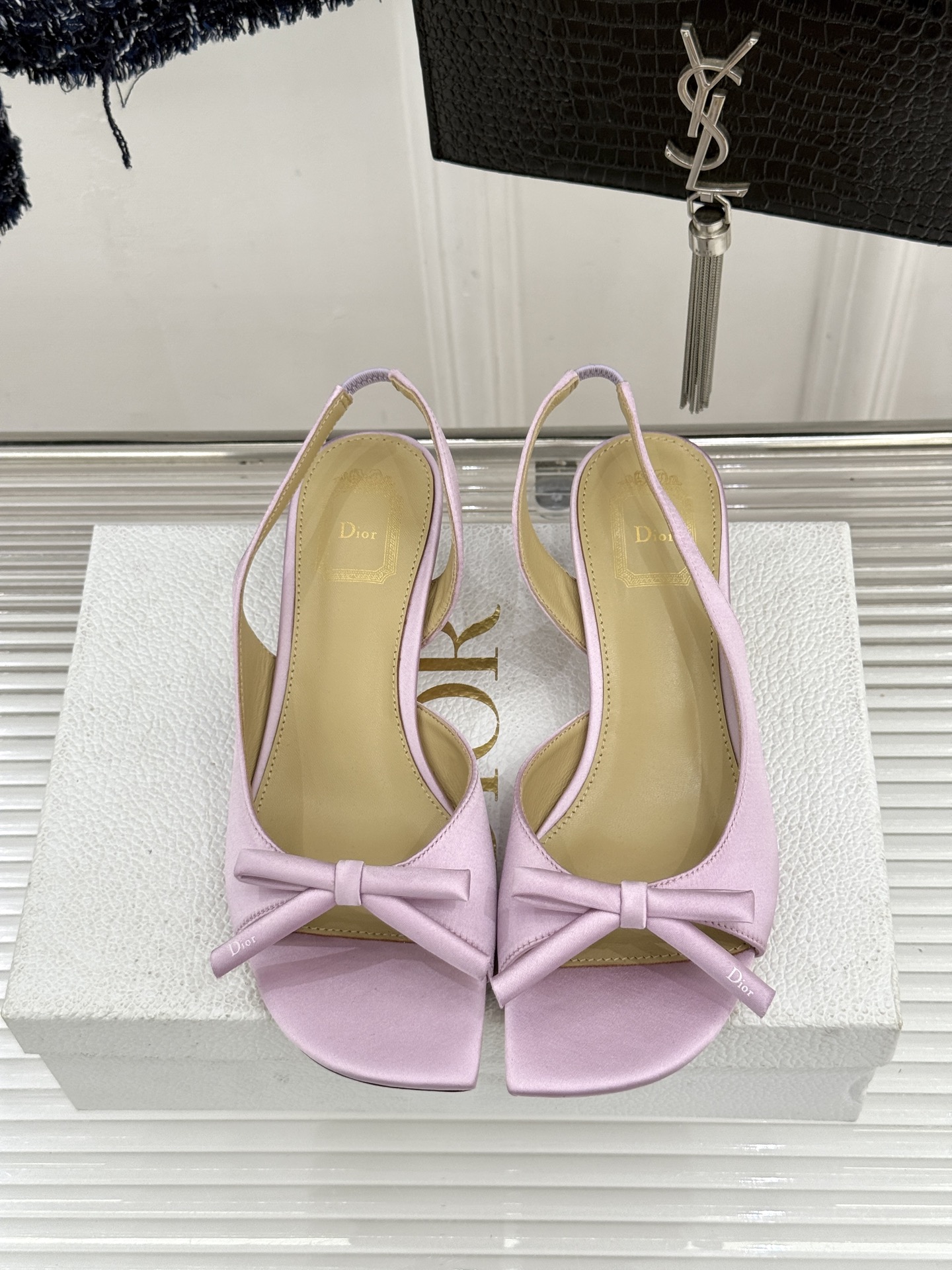 Dior/迪奥26WF早春新品蝴蝶结系列鱼嘴凉鞋当罗马阿尔巴尼别墅的早春晨光吻过迪奥工坊的缎面裁片这双凉