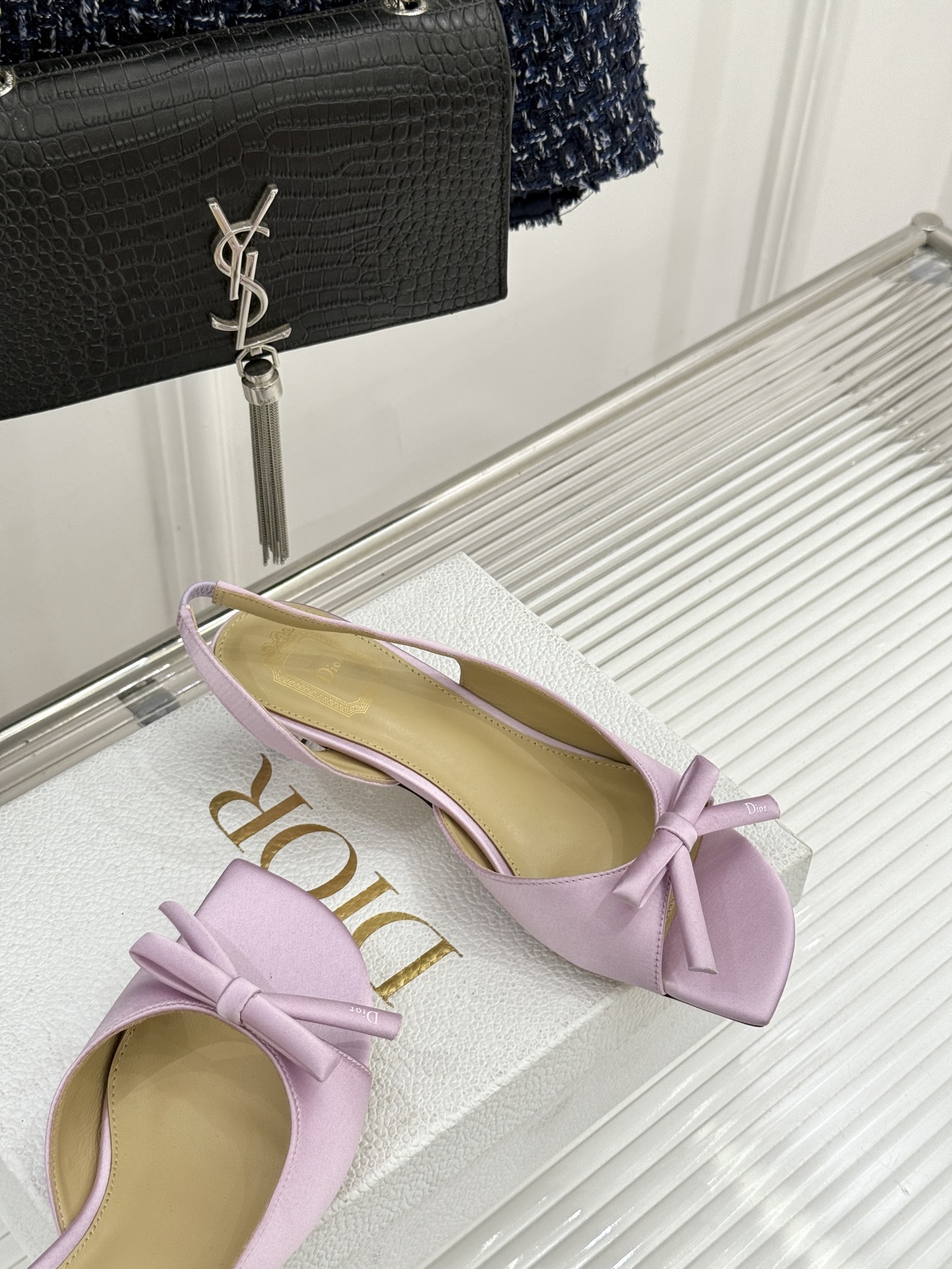 Dior/迪奥26WF早春新品蝴蝶结系列鱼嘴凉鞋当罗马阿尔巴尼别墅的早春晨光吻过迪奥工坊的缎面裁片这双凉