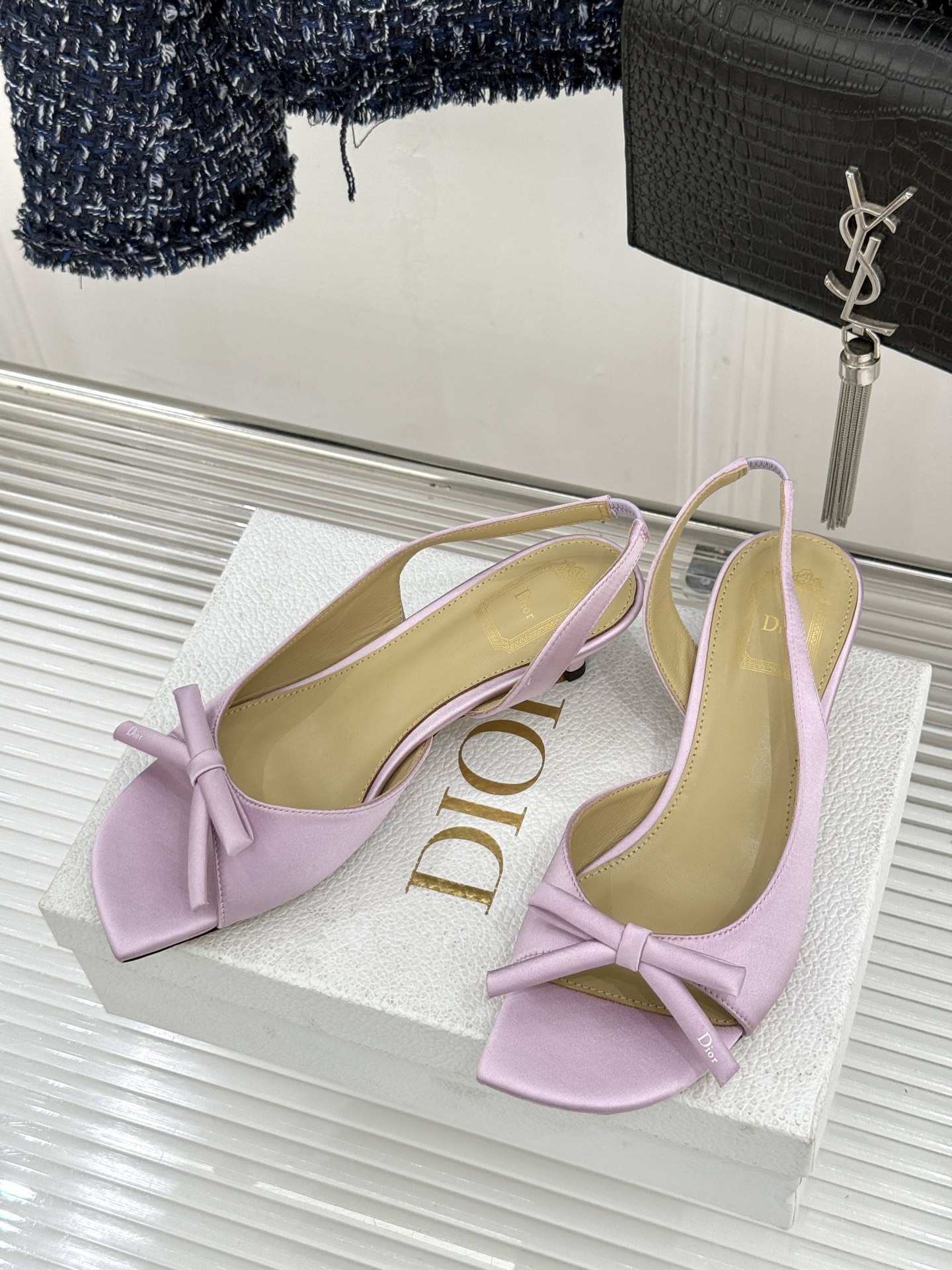 Dior/迪奥26WF早春新品蝴蝶结系列鱼嘴凉鞋当罗马阿尔巴尼别墅的早春晨光吻过迪奥工坊的缎面裁片这双凉