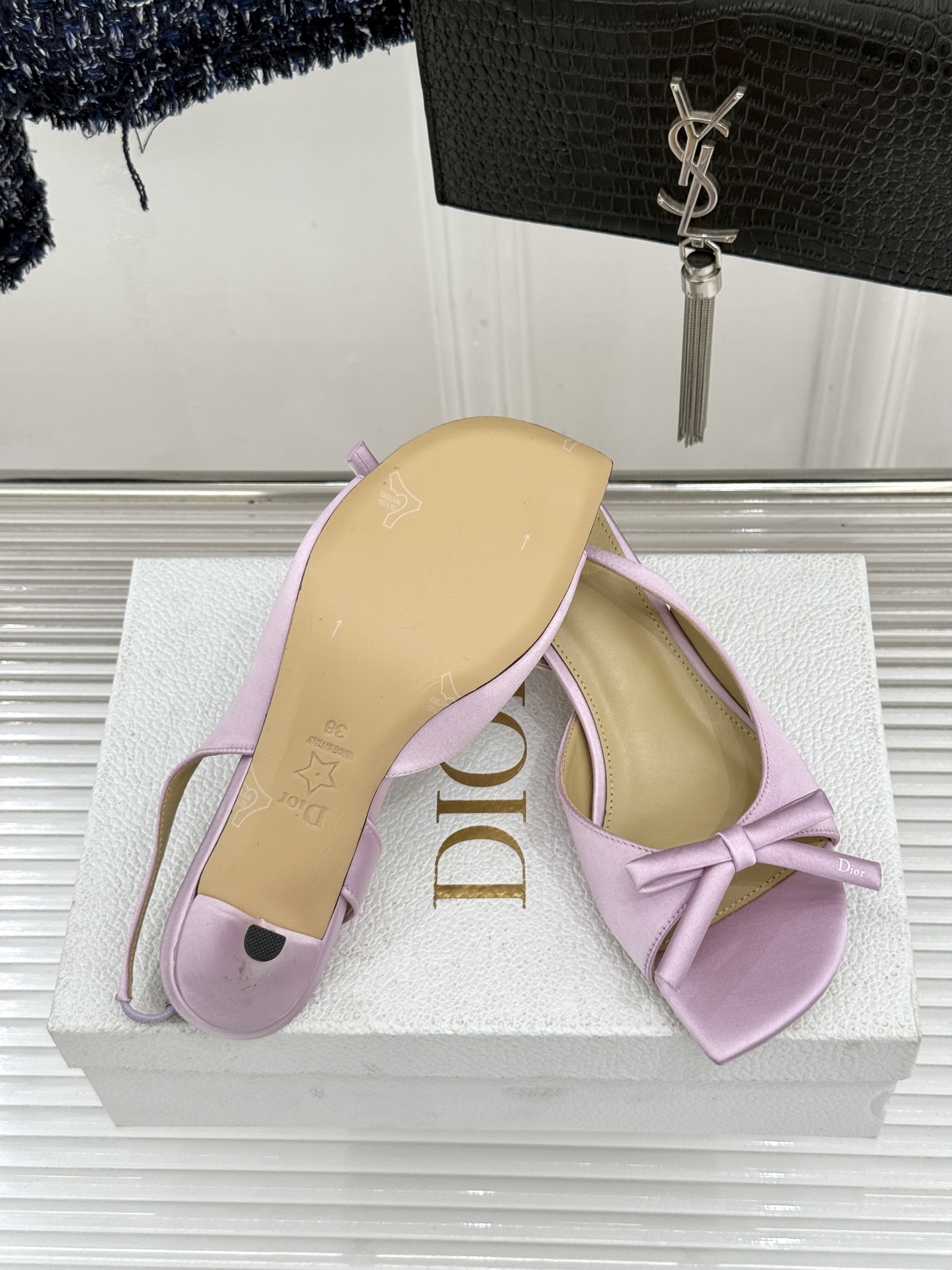 Dior/迪奥26WF早春新品蝴蝶结系列鱼嘴凉鞋当罗马阿尔巴尼别墅的早春晨光吻过迪奥工坊的缎面裁片这双凉