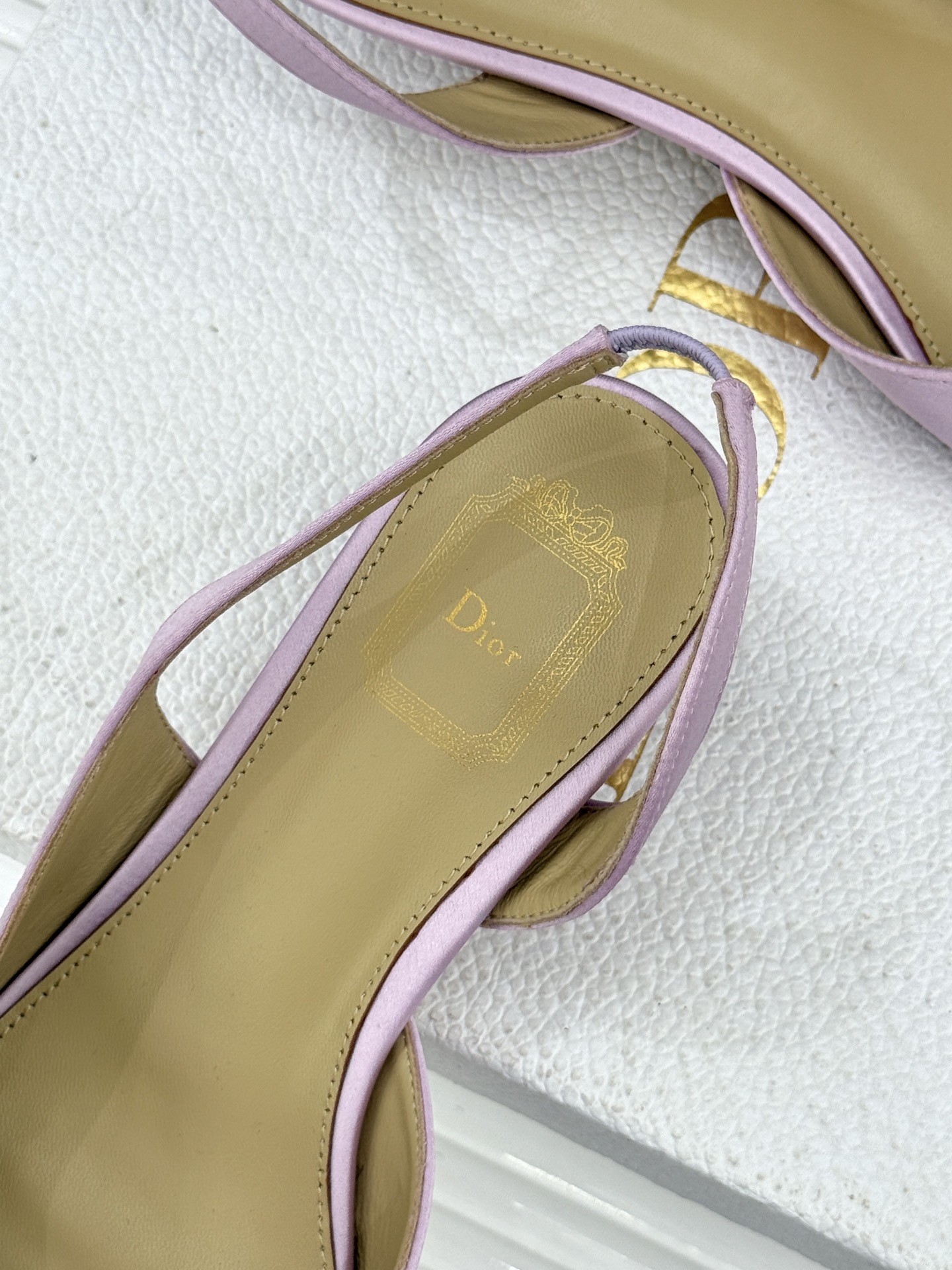 Dior/迪奥26WF早春新品蝴蝶结系列鱼嘴凉鞋当罗马阿尔巴尼别墅的早春晨光吻过迪奥工坊的缎面裁片这双凉