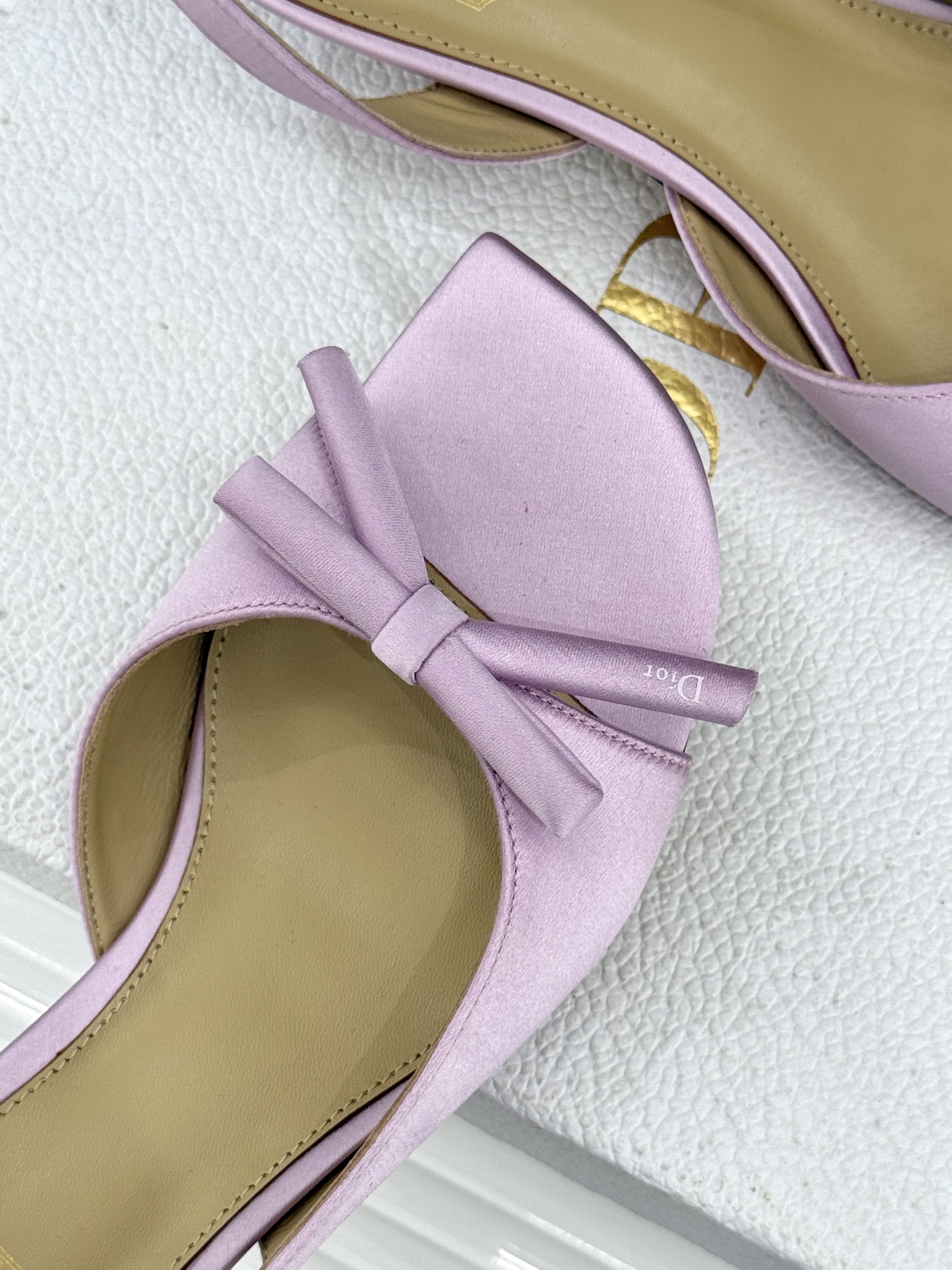 Dior/迪奥26WF早春新品蝴蝶结系列鱼嘴凉鞋当罗马阿尔巴尼别墅的早春晨光吻过迪奥工坊的缎面裁片这双凉