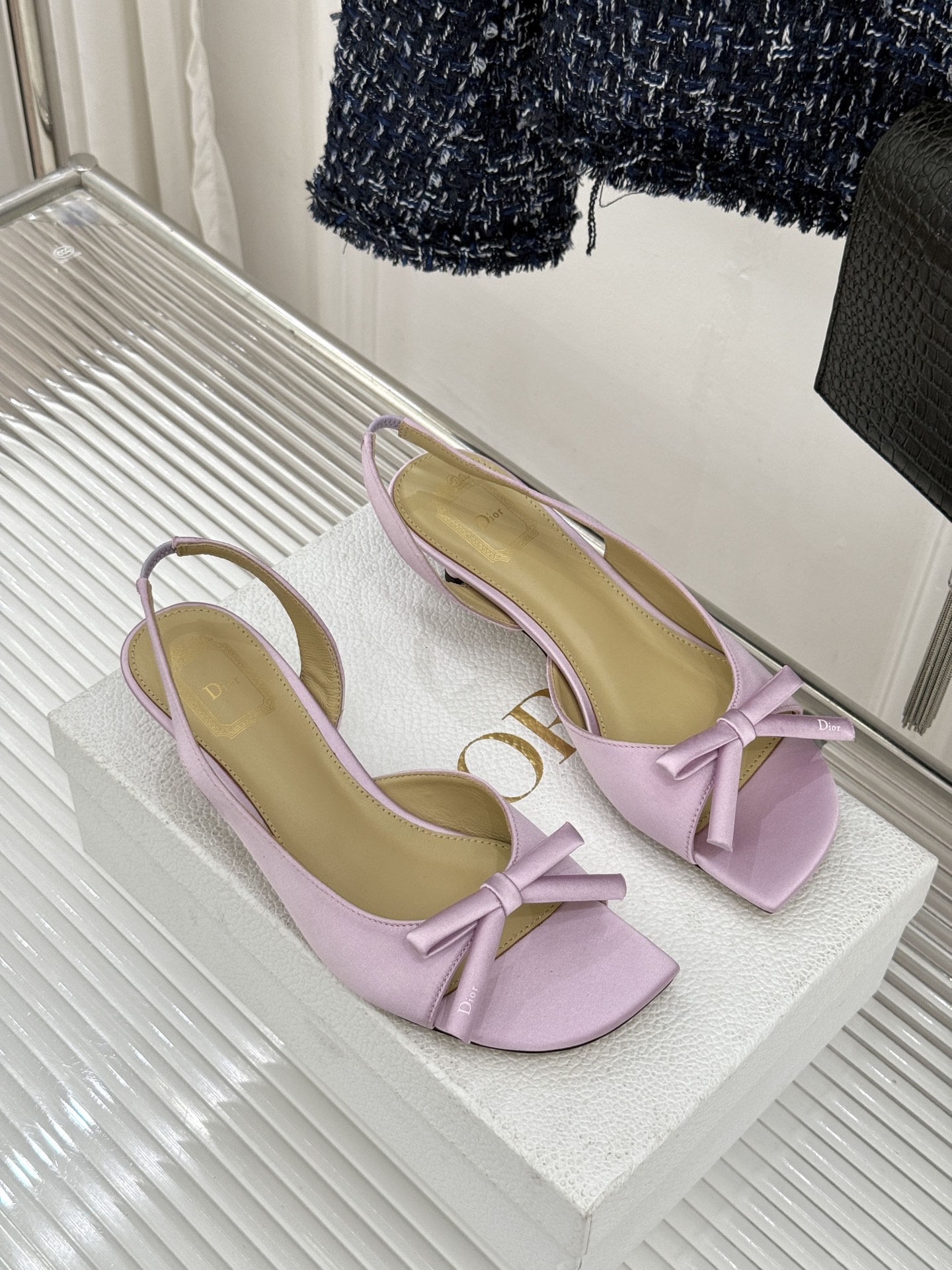 Dior/迪奥26WF早春新品蝴蝶结系列鱼嘴凉鞋当罗马阿尔巴尼别墅的早春晨光吻过迪奥工坊的缎面裁片这双凉