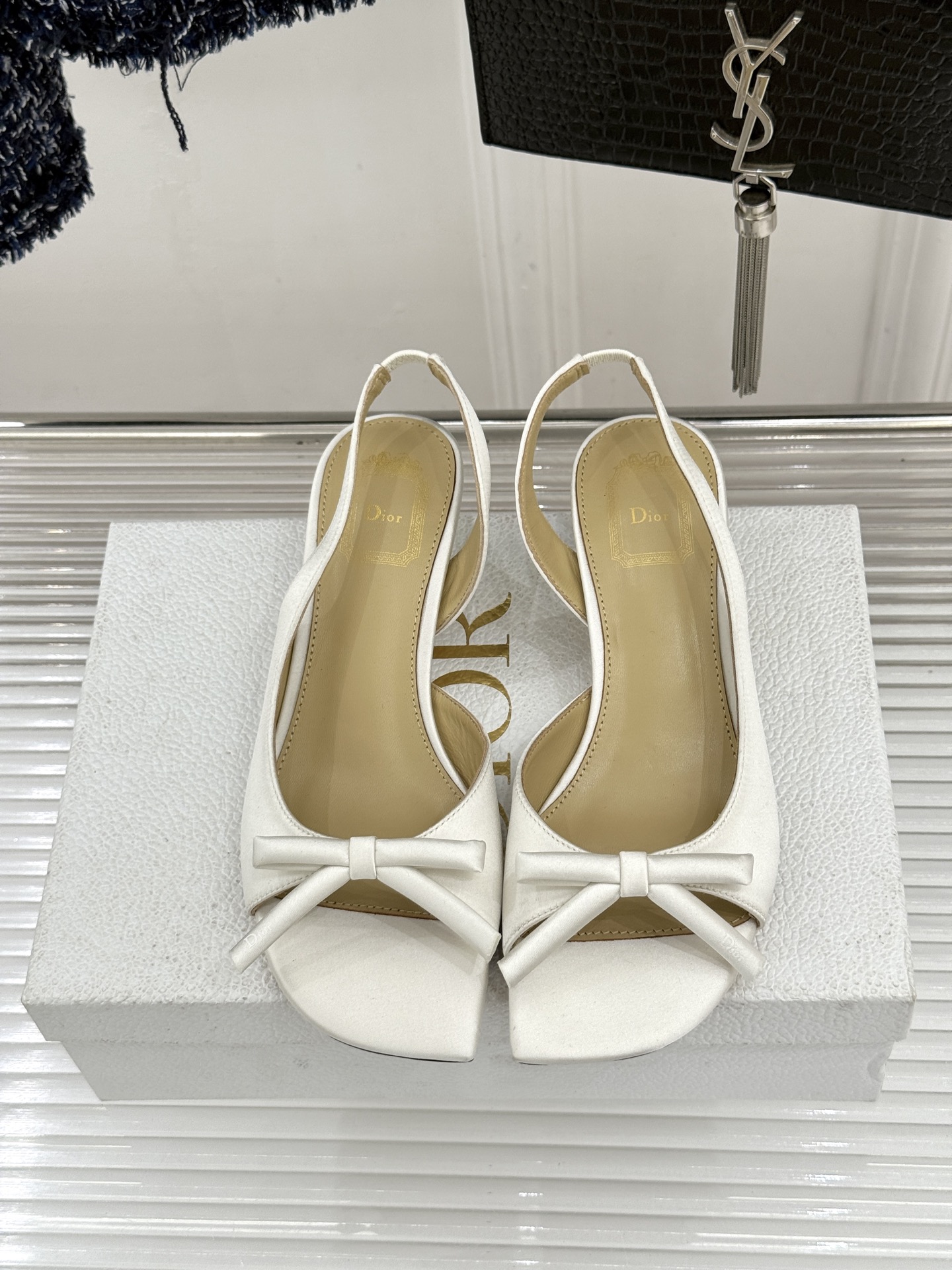 Dior/迪奥26WF早春新品蝴蝶结系列鱼嘴凉鞋当罗马阿尔巴尼别墅的早春晨光吻过迪奥工坊的缎面裁片这双凉