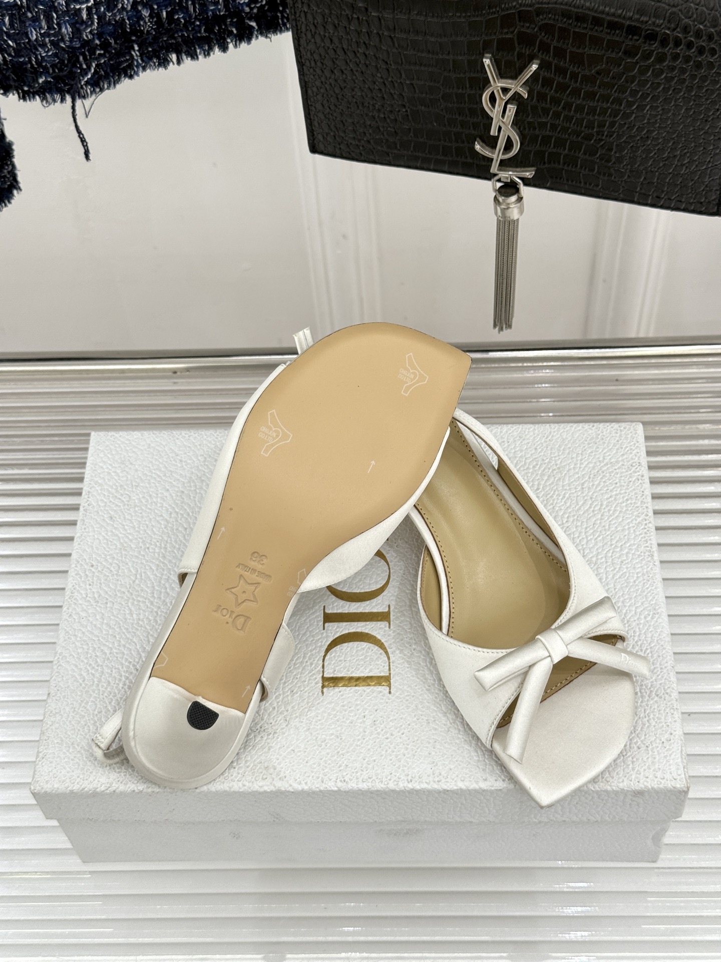 Dior/迪奥26WF早春新品蝴蝶结系列鱼嘴凉鞋当罗马阿尔巴尼别墅的早春晨光吻过迪奥工坊的缎面裁片这双凉