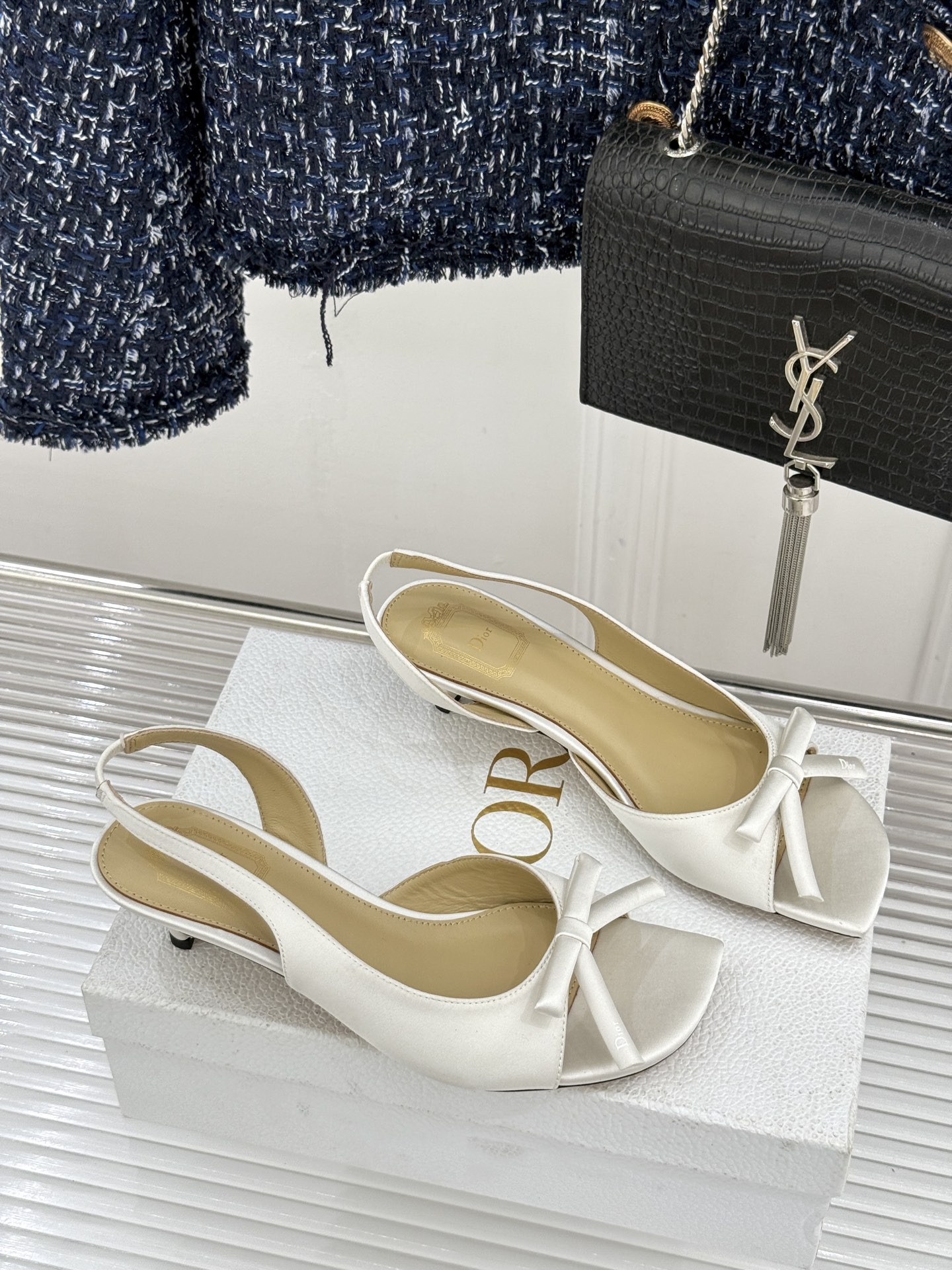 Dior/迪奥26WF早春新品蝴蝶结系列鱼嘴凉鞋当罗马阿尔巴尼别墅的早春晨光吻过迪奥工坊的缎面裁片这双凉