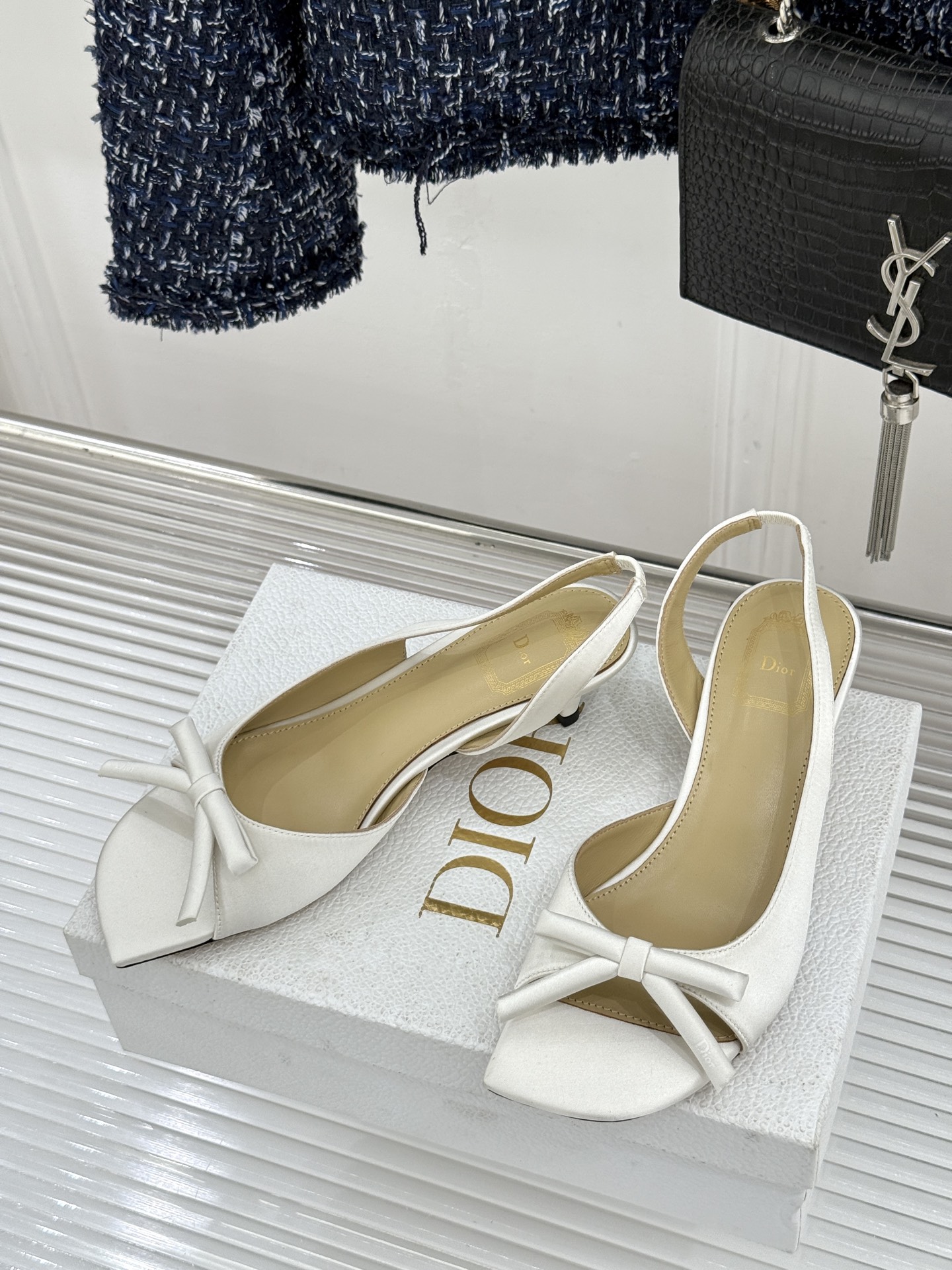 Dior/迪奥26WF早春新品蝴蝶结系列鱼嘴凉鞋当罗马阿尔巴尼别墅的早春晨光吻过迪奥工坊的缎面裁片这双凉