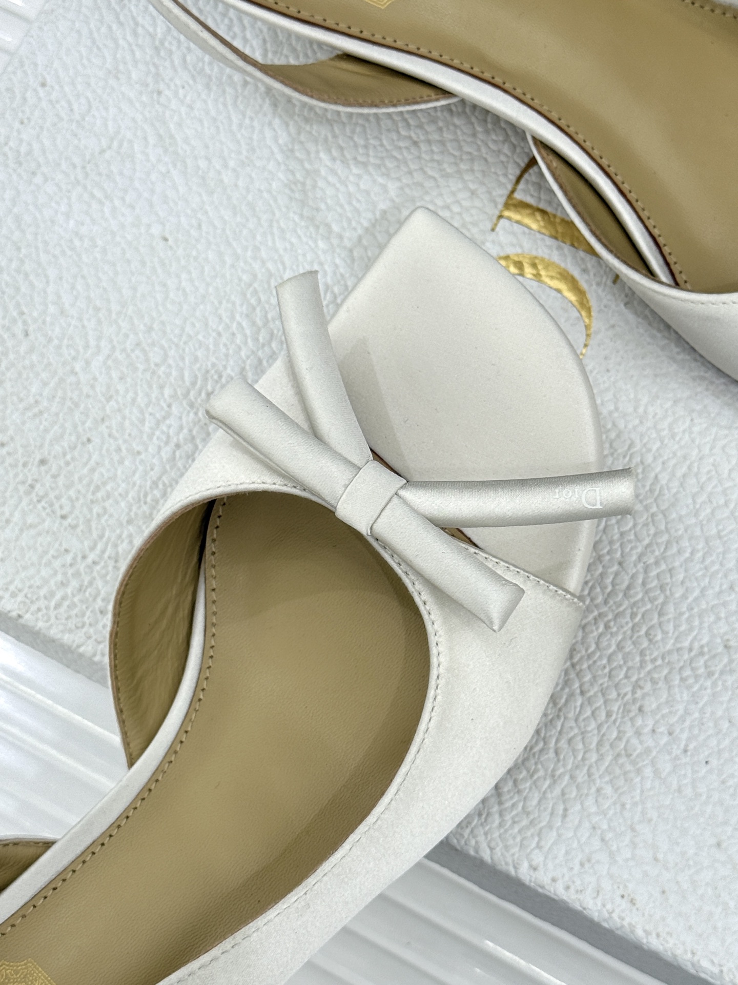 Dior/迪奥26WF早春新品蝴蝶结系列鱼嘴凉鞋当罗马阿尔巴尼别墅的早春晨光吻过迪奥工坊的缎面裁片这双凉