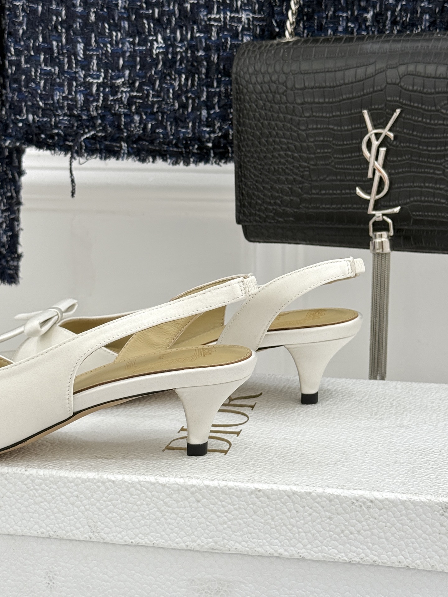 Dior/迪奥26WF早春新品蝴蝶结系列鱼嘴凉鞋当罗马阿尔巴尼别墅的早春晨光吻过迪奥工坊的缎面裁片这双凉