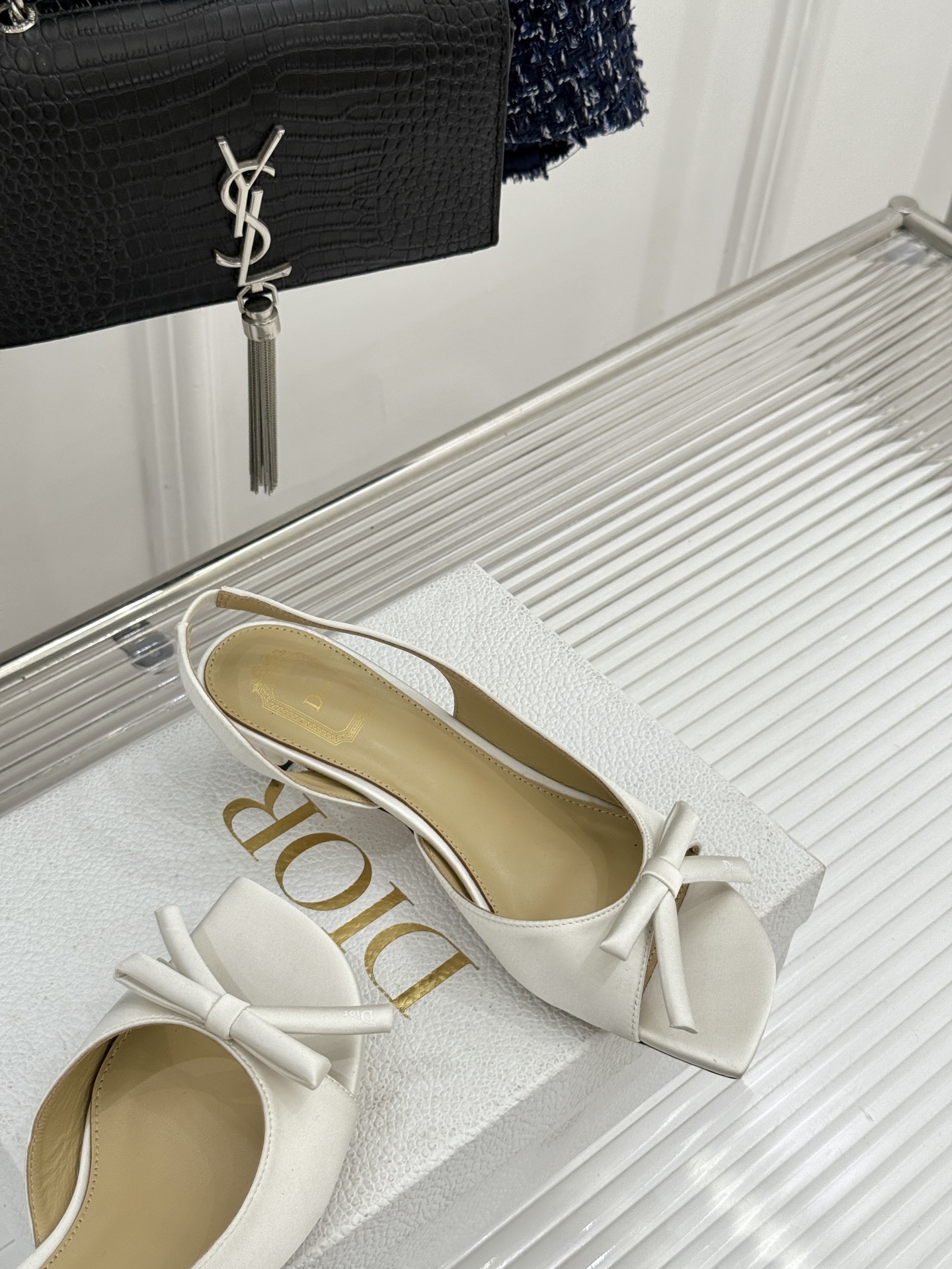 Dior/迪奥26WF早春新品蝴蝶结系列鱼嘴凉鞋当罗马阿尔巴尼别墅的早春晨光吻过迪奥工坊的缎面裁片这双凉