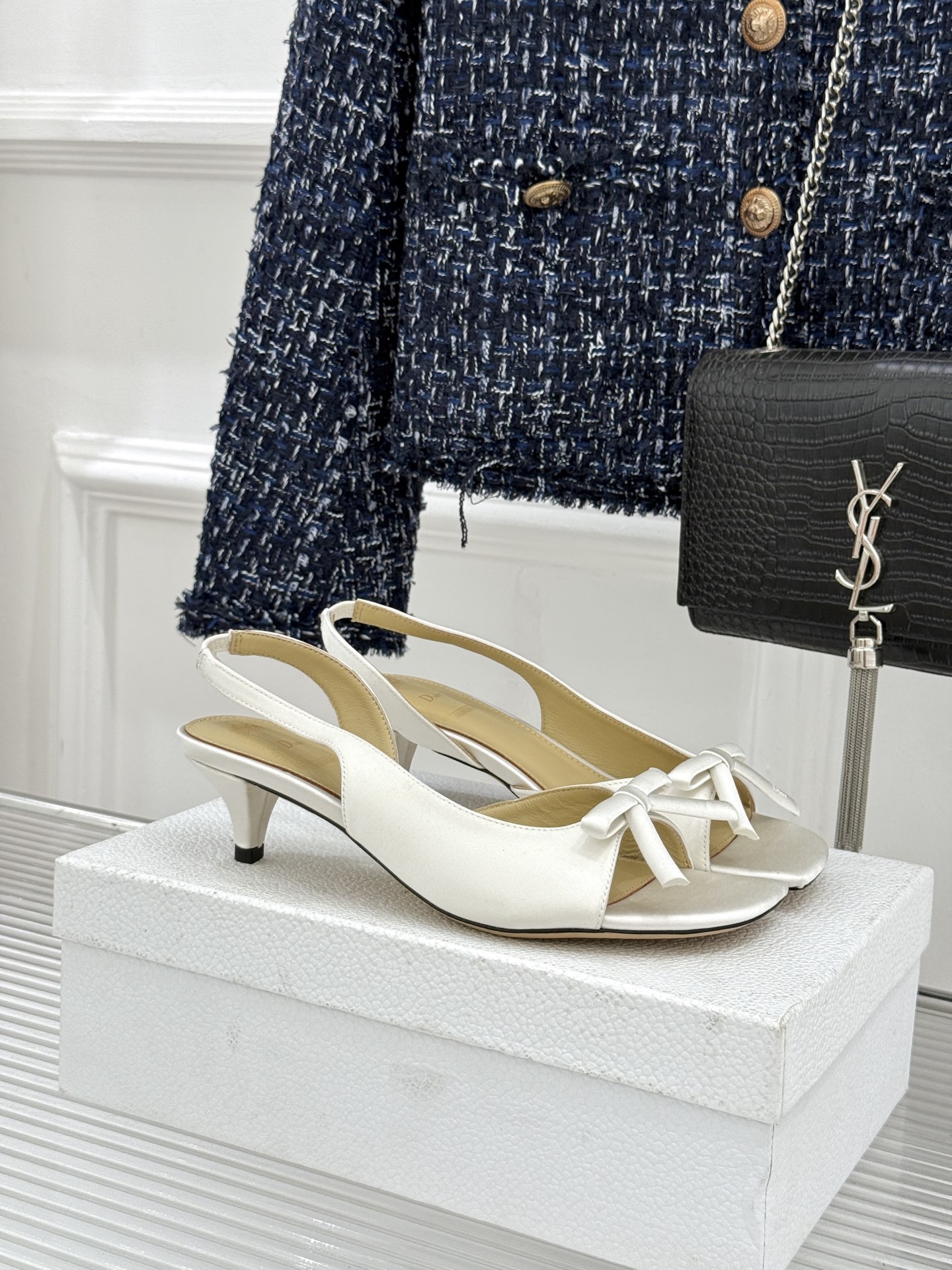 Dior/迪奥26WF早春新品蝴蝶结系列鱼嘴凉鞋当罗马阿尔巴尼别墅的早春晨光吻过迪奥工坊的缎面裁片这双凉