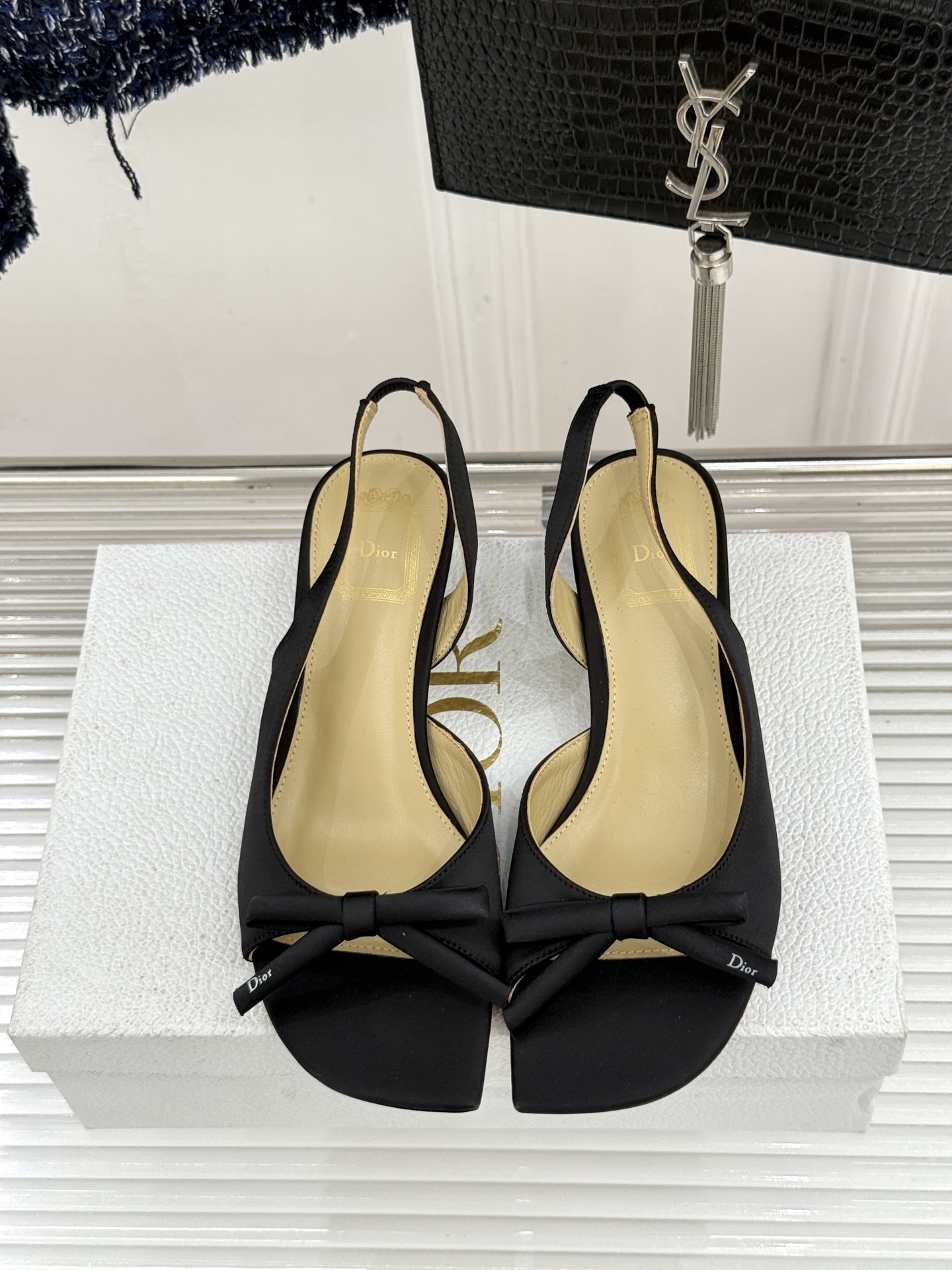 Dior/迪奥26WF早春新品蝴蝶结系列鱼嘴凉鞋当罗马阿尔巴尼别墅的早春晨光吻过迪奥工坊的缎面裁片这双凉