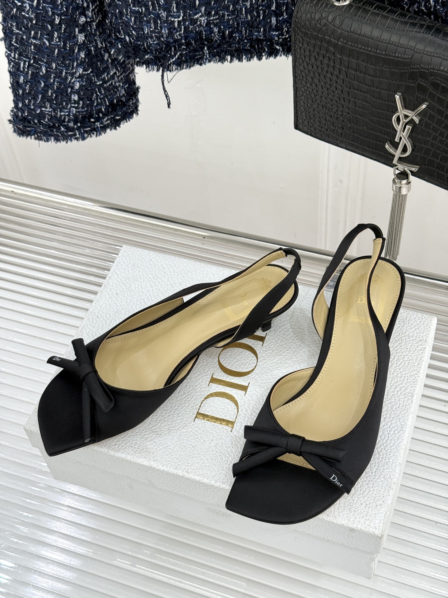 Dior/迪奥26WF早春新品蝴蝶结系列鱼嘴凉鞋当罗马阿尔巴尼别墅的早春晨光吻过迪奥工坊的缎面裁片这双凉