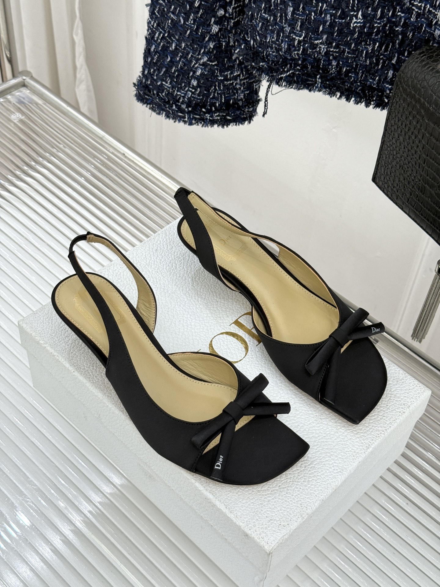 Dior/迪奥26WF早春新品蝴蝶结系列鱼嘴凉鞋当罗马阿尔巴尼别墅的早春晨光吻过迪奥工坊的缎面裁片这双凉