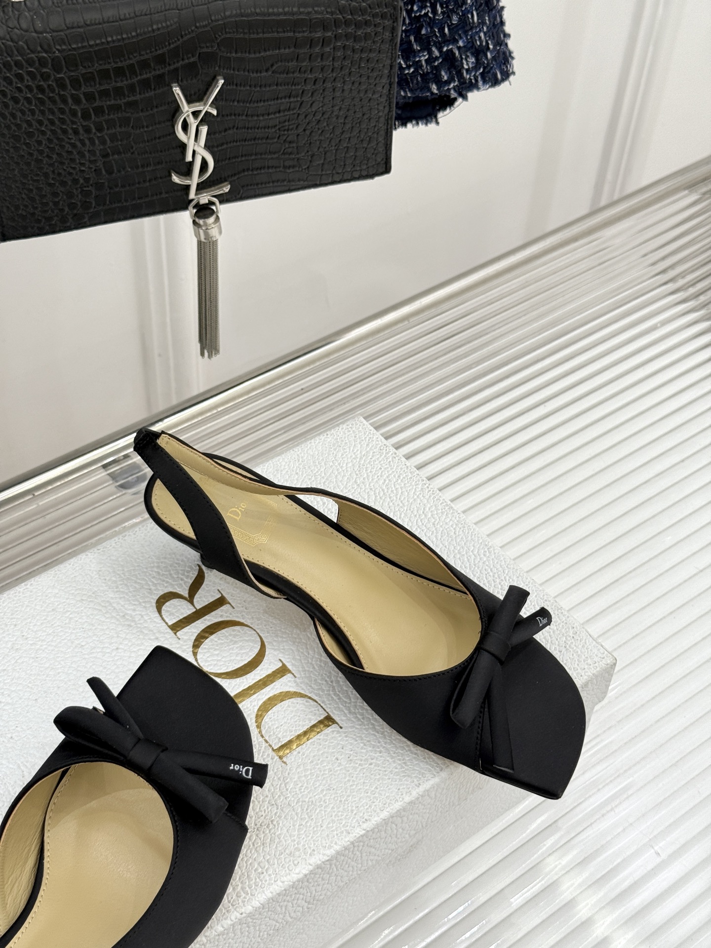 Dior/迪奥26WF早春新品蝴蝶结系列鱼嘴凉鞋当罗马阿尔巴尼别墅的早春晨光吻过迪奥工坊的缎面裁片这双凉