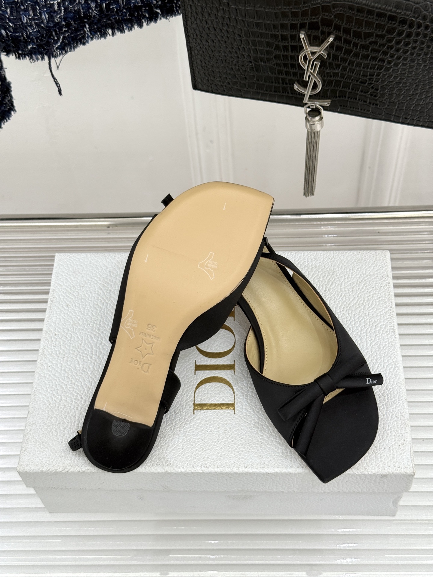 Dior/迪奥26WF早春新品蝴蝶结系列鱼嘴凉鞋当罗马阿尔巴尼别墅的早春晨光吻过迪奥工坊的缎面裁片这双凉