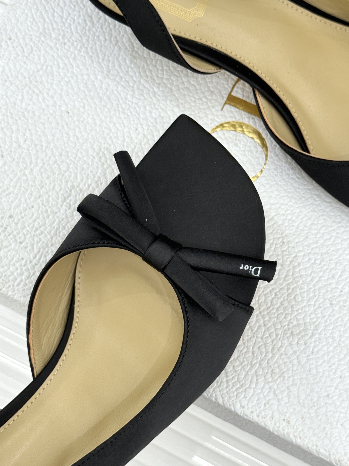 Dior/迪奥26WF早春新品蝴蝶结系列鱼嘴凉鞋当罗马阿尔巴尼别墅的早春晨光吻过迪奥工坊的缎面裁片这双凉