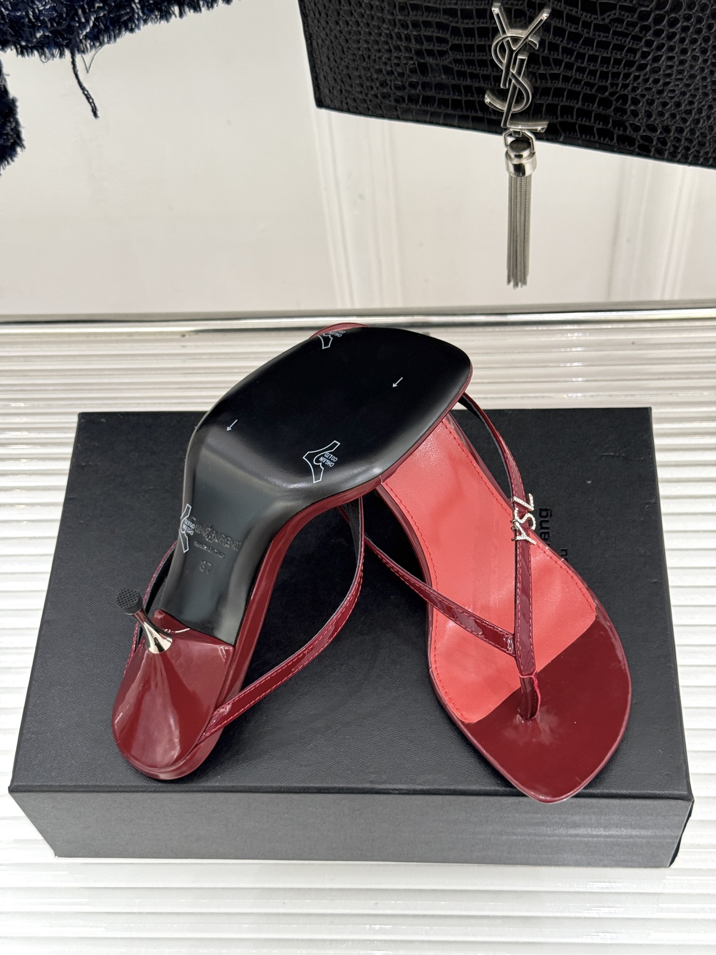 Saint Laurent /圣罗兰YSL26WF新品字母金属跟高跟夹脚人字拖2026春夏圣罗兰以标志性