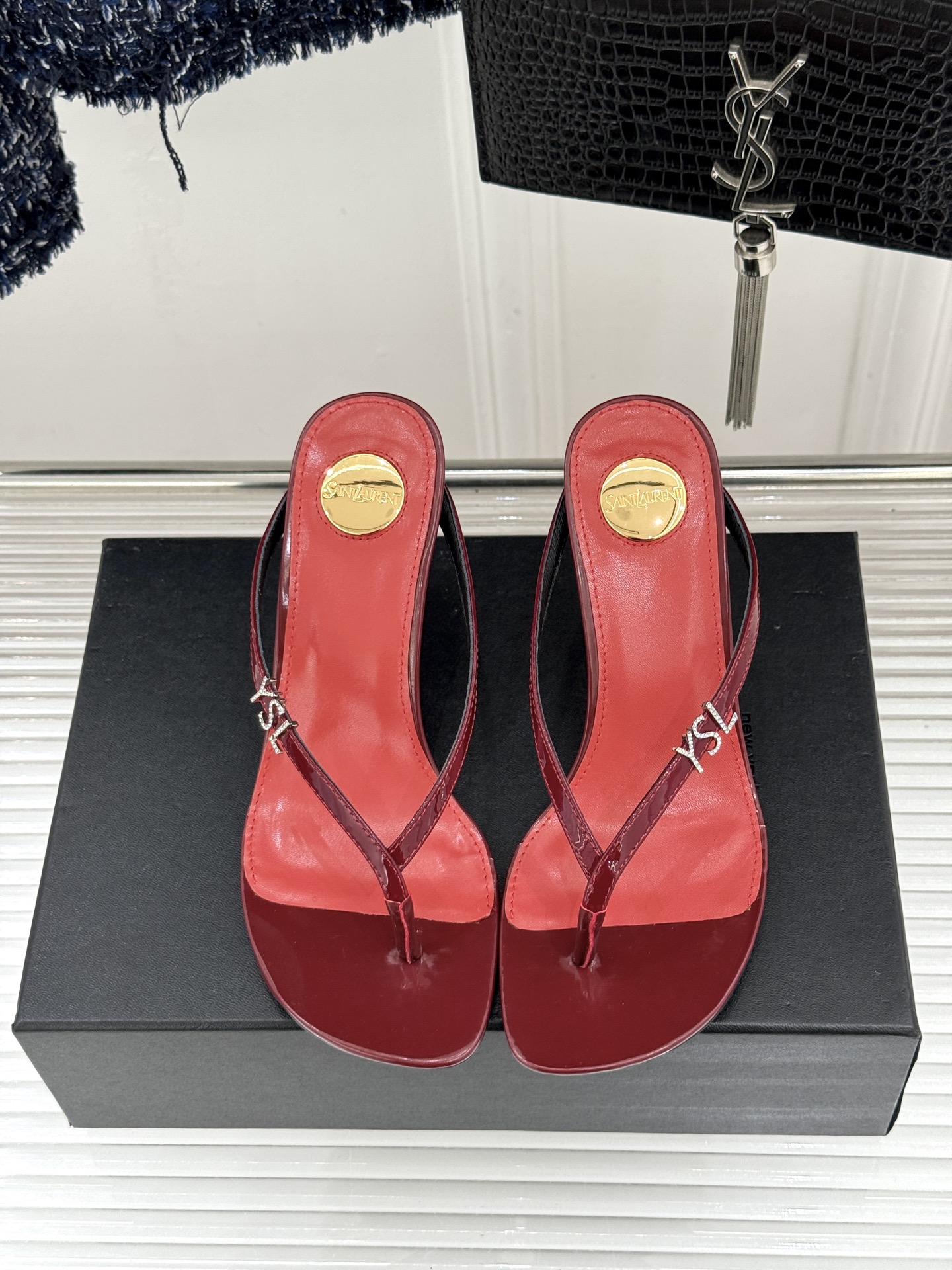 Saint Laurent /圣罗兰YSL26WF新品字母金属跟高跟夹脚人字拖2026春夏圣罗兰以标志性