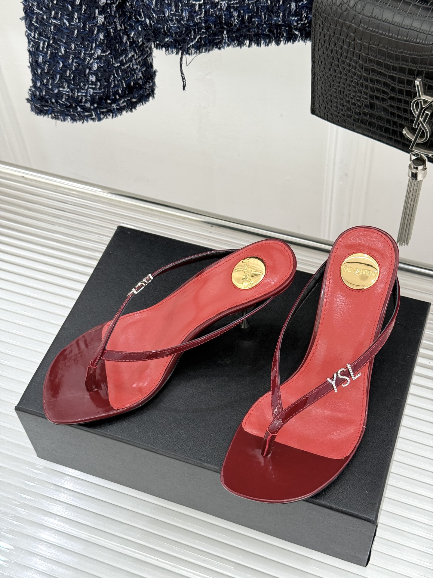 Saint Laurent /圣罗兰YSL26WF新品字母金属跟高跟夹脚人字拖2026春夏圣罗兰以标志性