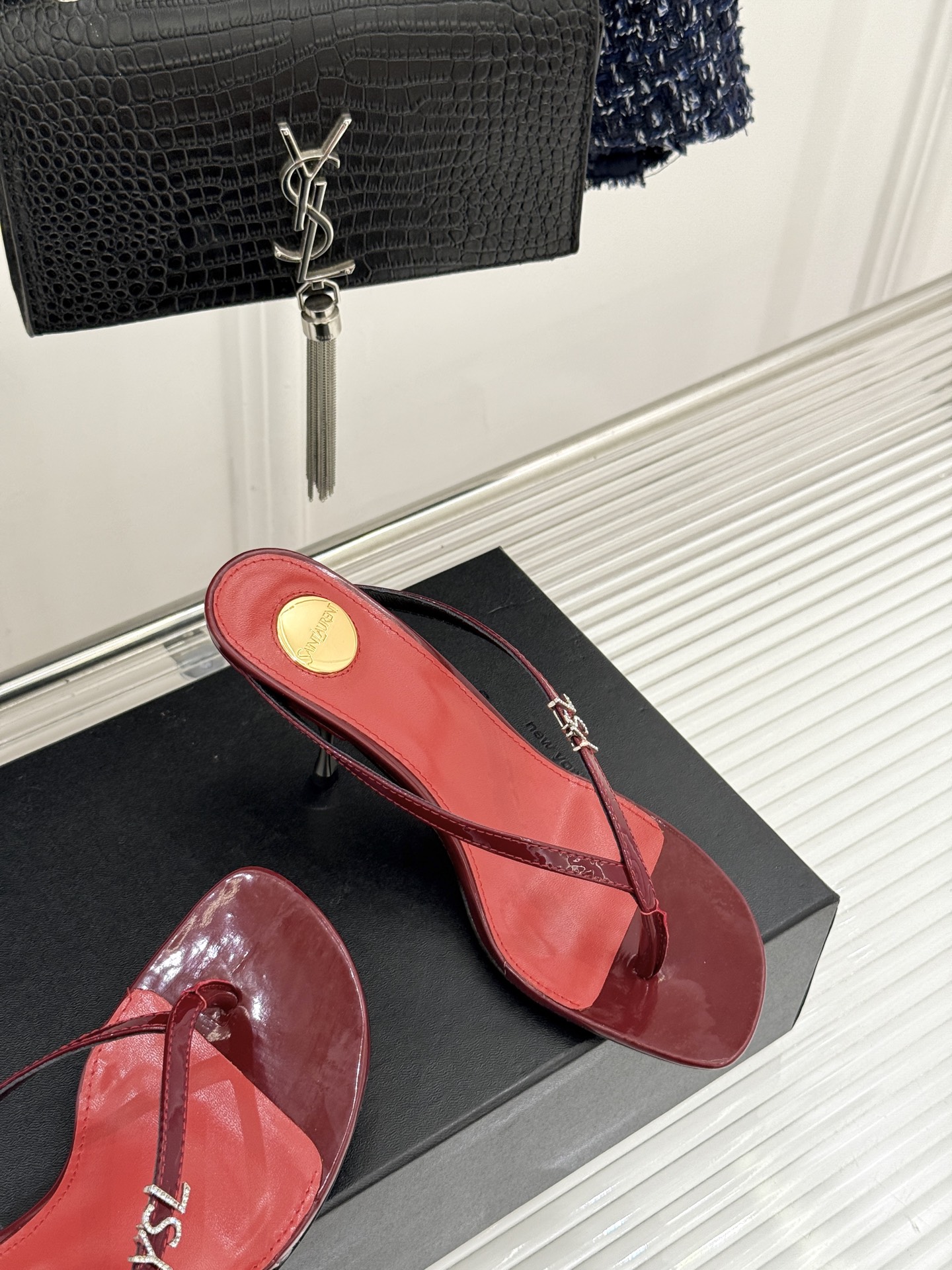 Saint Laurent /圣罗兰YSL26WF新品字母金属跟高跟夹脚人字拖2026春夏圣罗兰以标志性