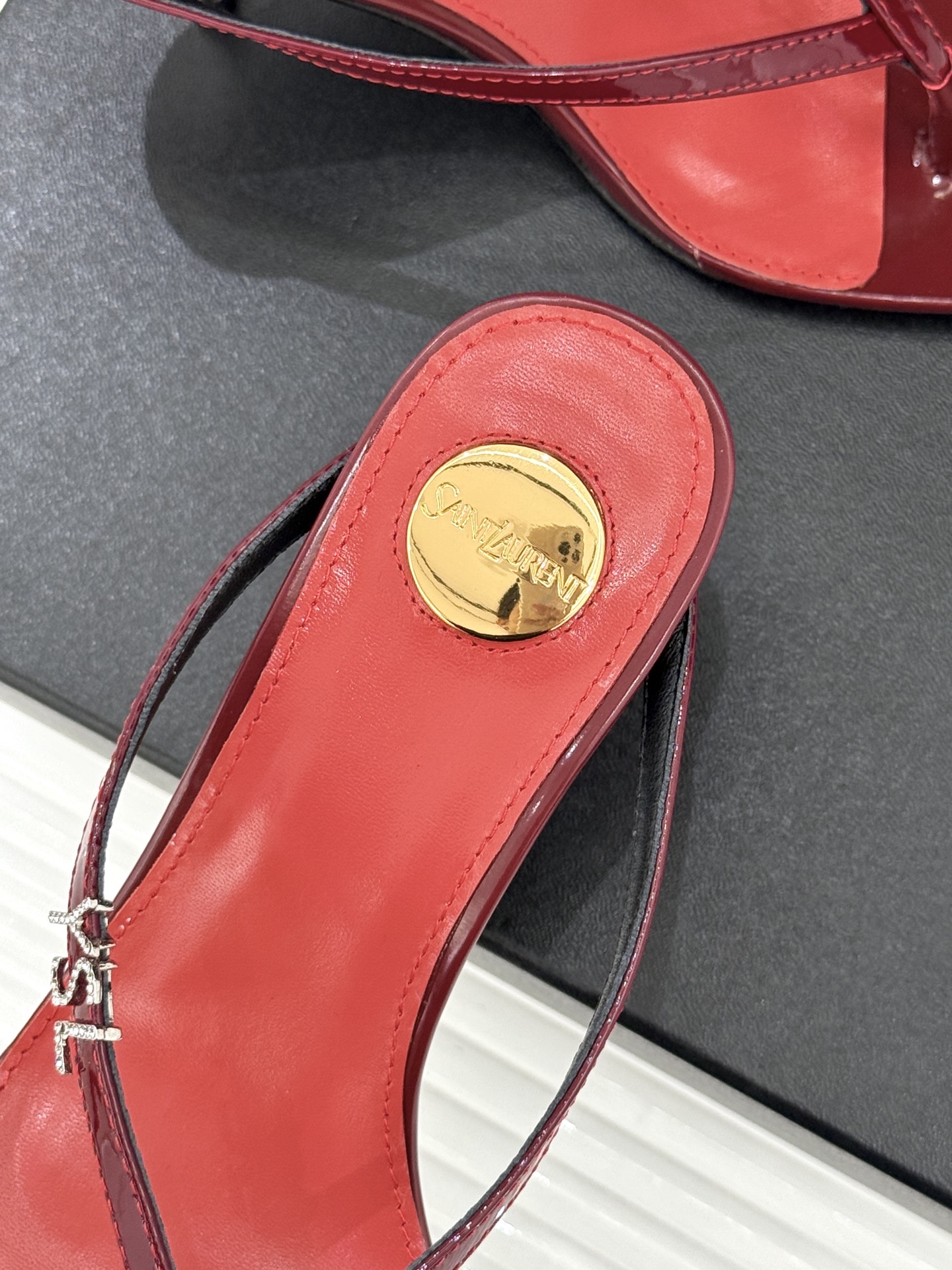 Saint Laurent /圣罗兰YSL26WF新品字母金属跟高跟夹脚人字拖2026春夏圣罗兰以标志性