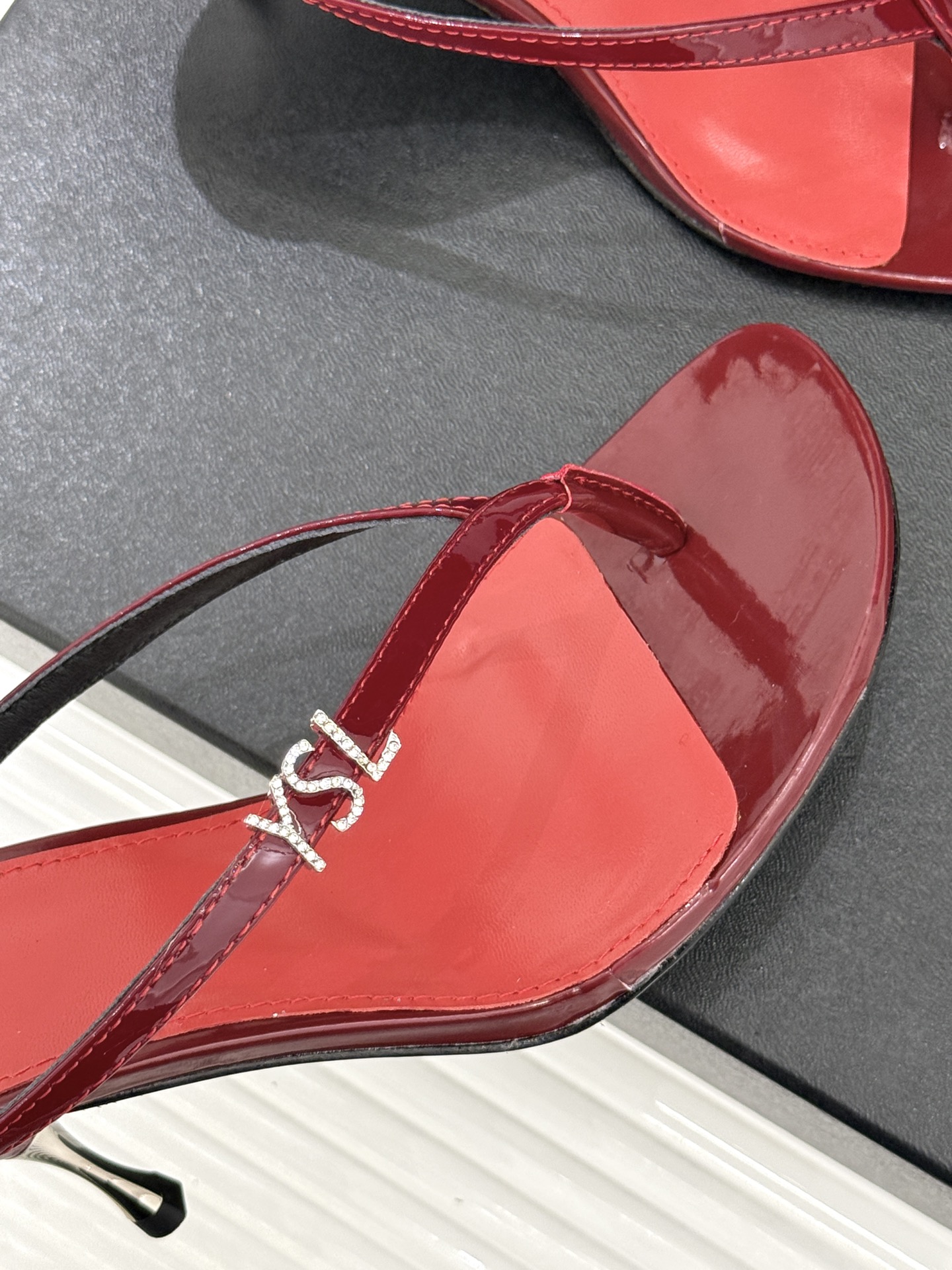 Saint Laurent /圣罗兰YSL26WF新品字母金属跟高跟夹脚人字拖2026春夏圣罗兰以标志性