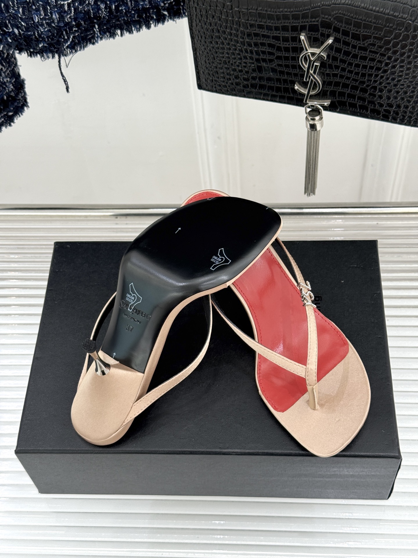 Saint Laurent /圣罗兰YSL26WF新品字母金属跟高跟夹脚人字拖2026春夏圣罗兰以标志性