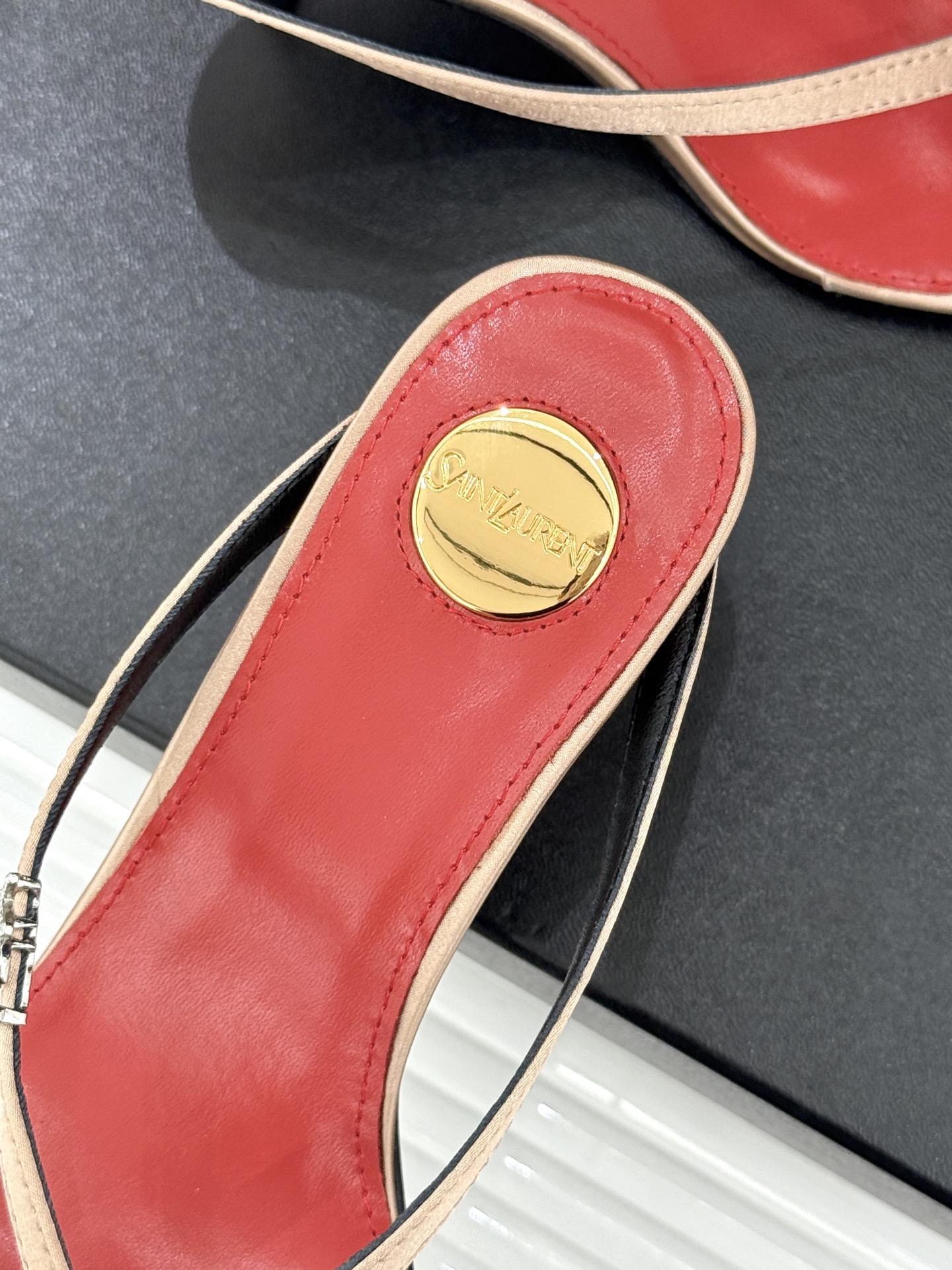 Saint Laurent /圣罗兰YSL26WF新品字母金属跟高跟夹脚人字拖2026春夏圣罗兰以标志性