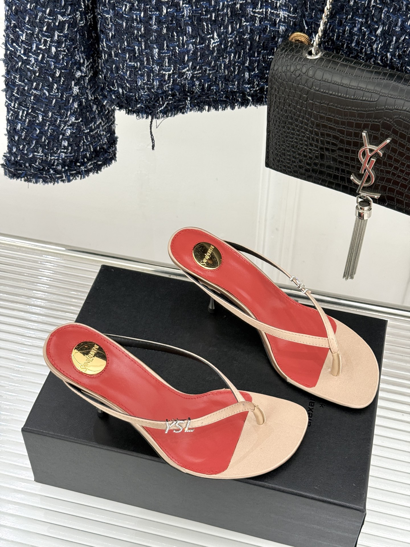 Saint Laurent /圣罗兰YSL26WF新品字母金属跟高跟夹脚人字拖2026春夏圣罗兰以标志性