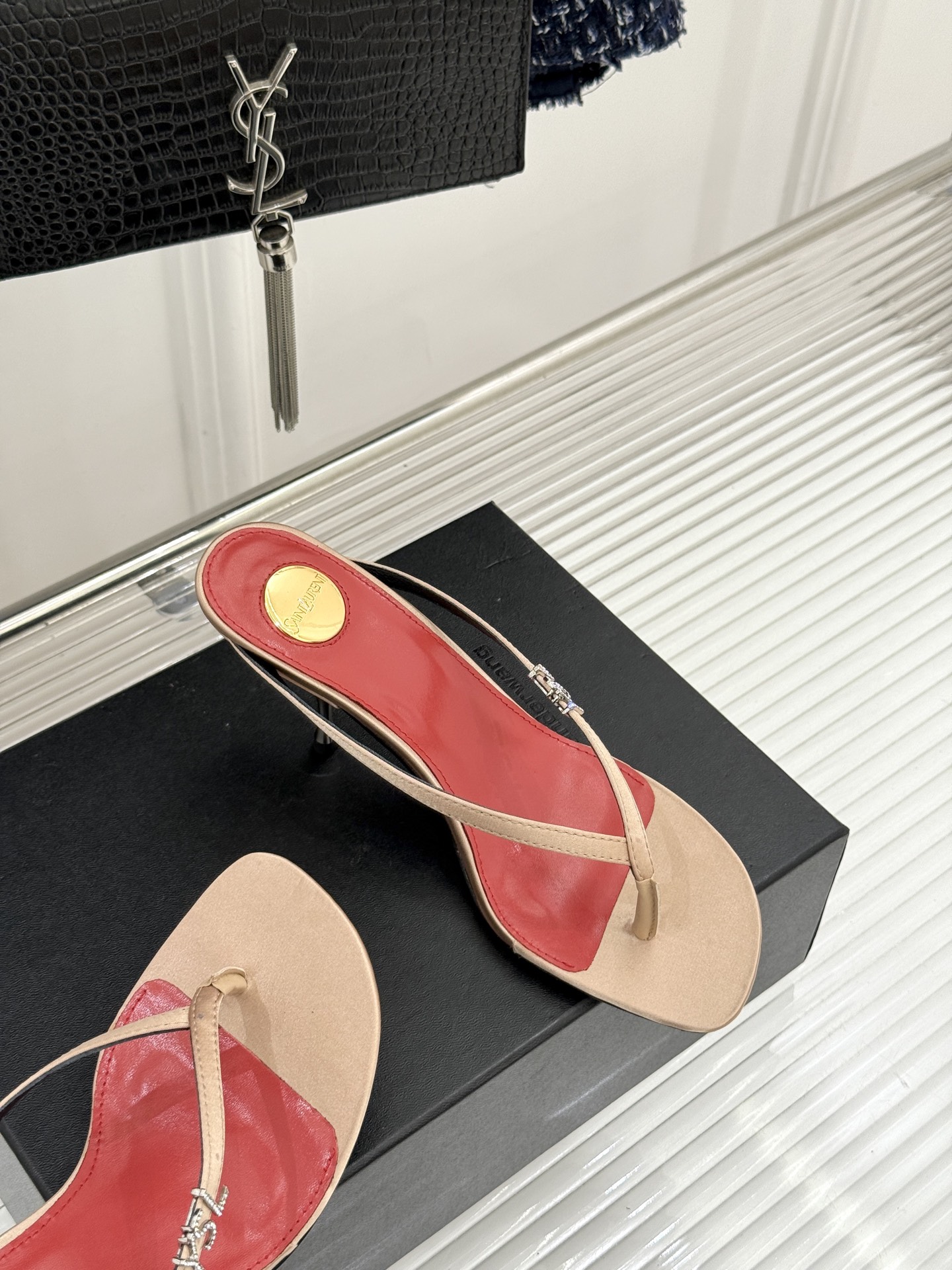 Saint Laurent /圣罗兰YSL26WF新品字母金属跟高跟夹脚人字拖2026春夏圣罗兰以标志性