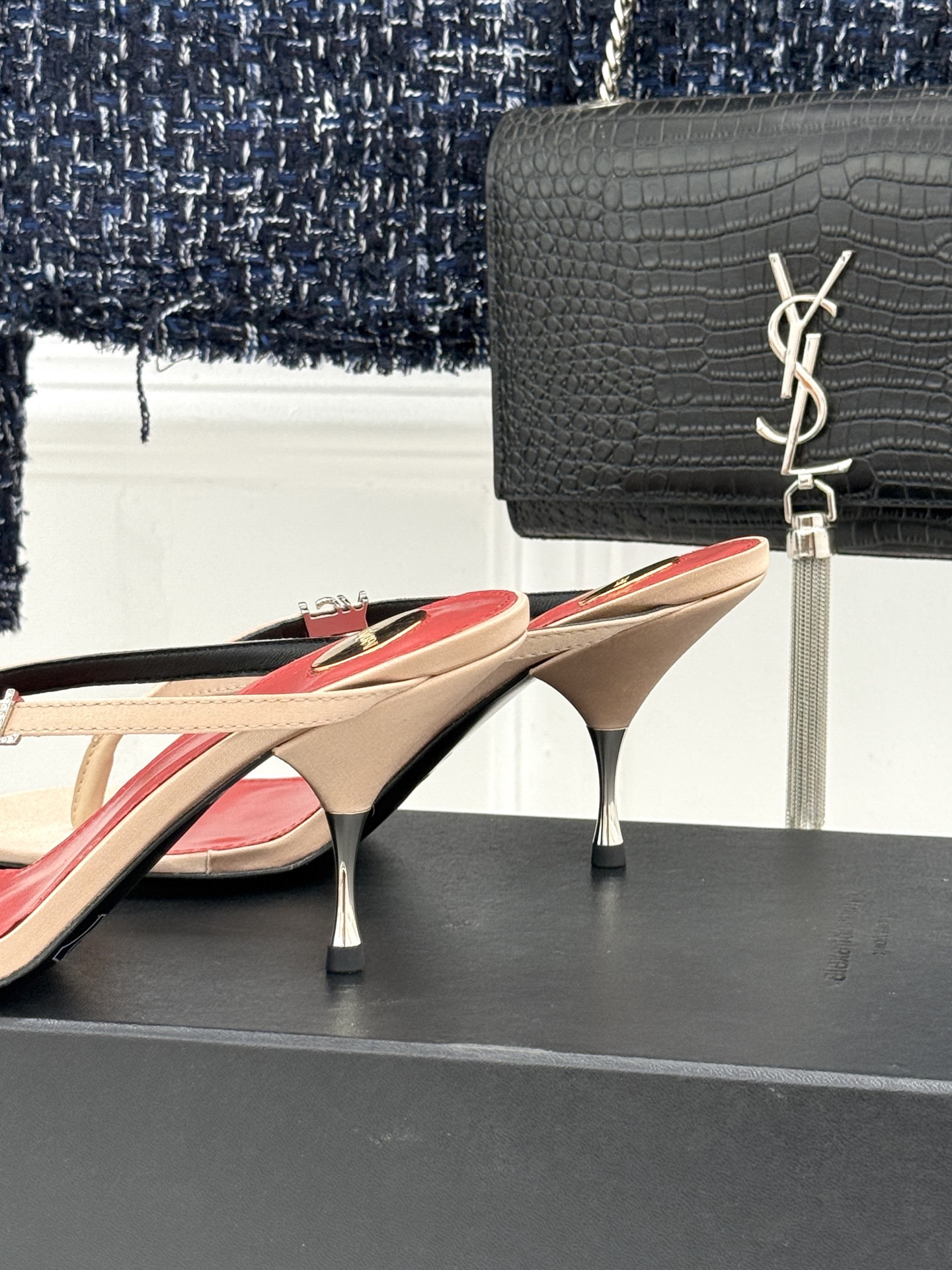 Saint Laurent /圣罗兰YSL26WF新品字母金属跟高跟夹脚人字拖2026春夏圣罗兰以标志性