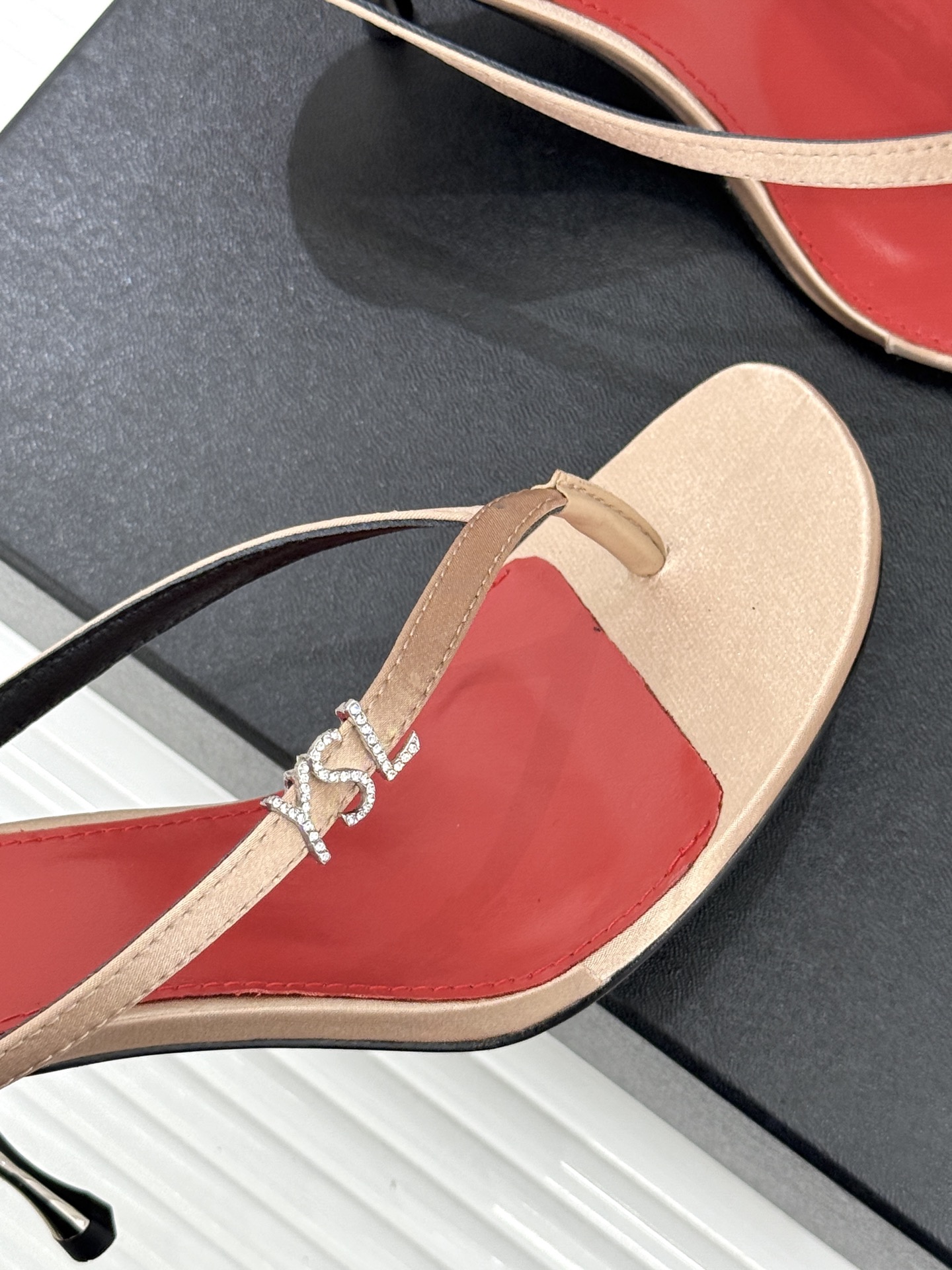 Saint Laurent /圣罗兰YSL26WF新品字母金属跟高跟夹脚人字拖2026春夏圣罗兰以标志性