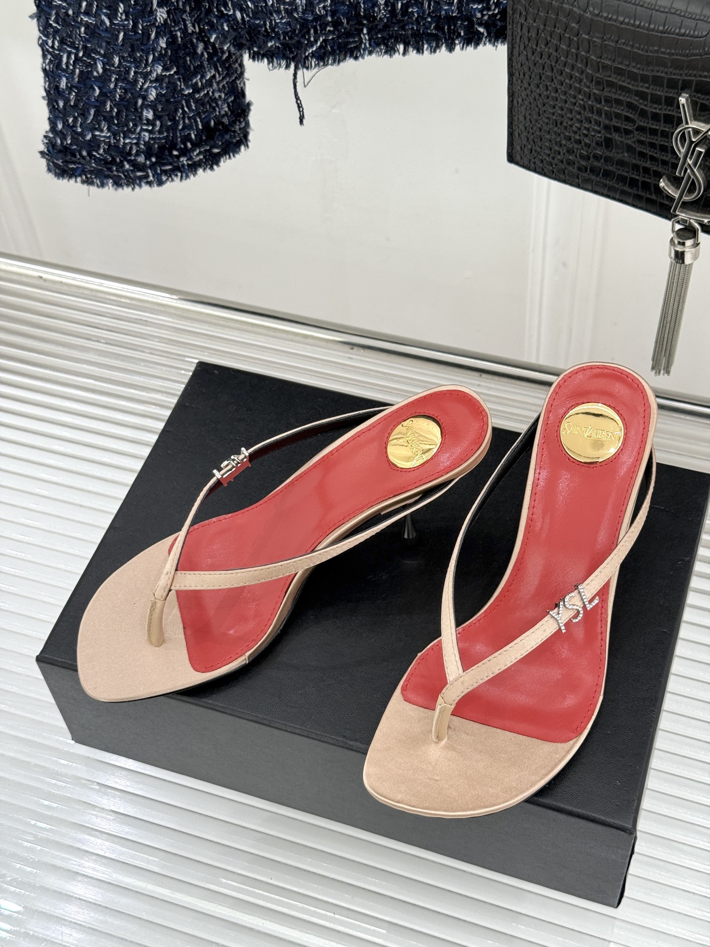 Saint Laurent /圣罗兰YSL26WF新品字母金属跟高跟夹脚人字拖2026春夏圣罗兰以标志性