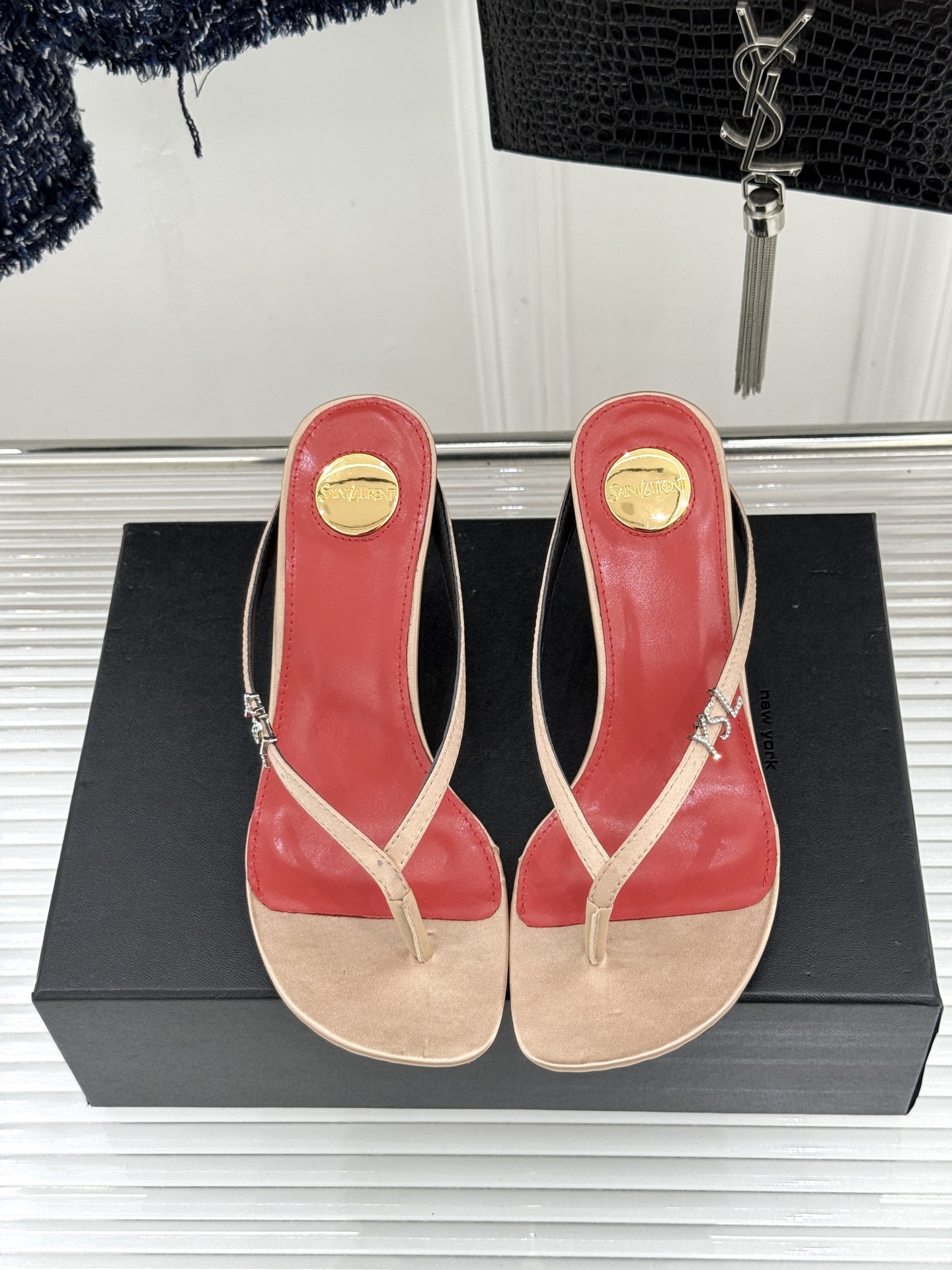 Saint Laurent /圣罗兰YSL26WF新品字母金属跟高跟夹脚人字拖2026春夏圣罗兰以标志性