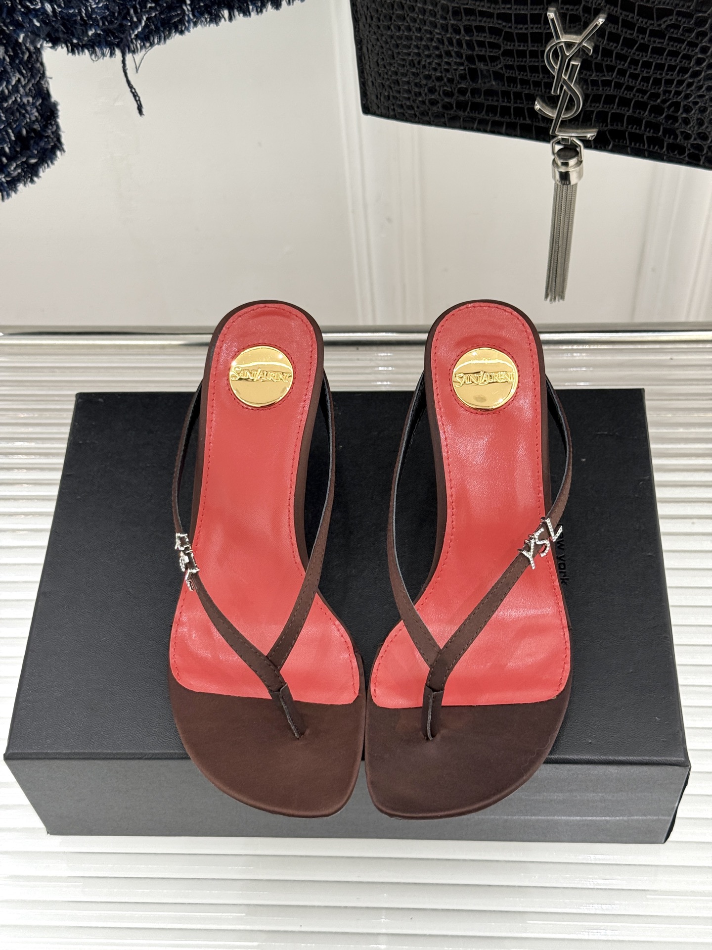Saint Laurent /圣罗兰YSL26WF新品字母金属跟高跟夹脚人字拖2026春夏圣罗兰以标志性