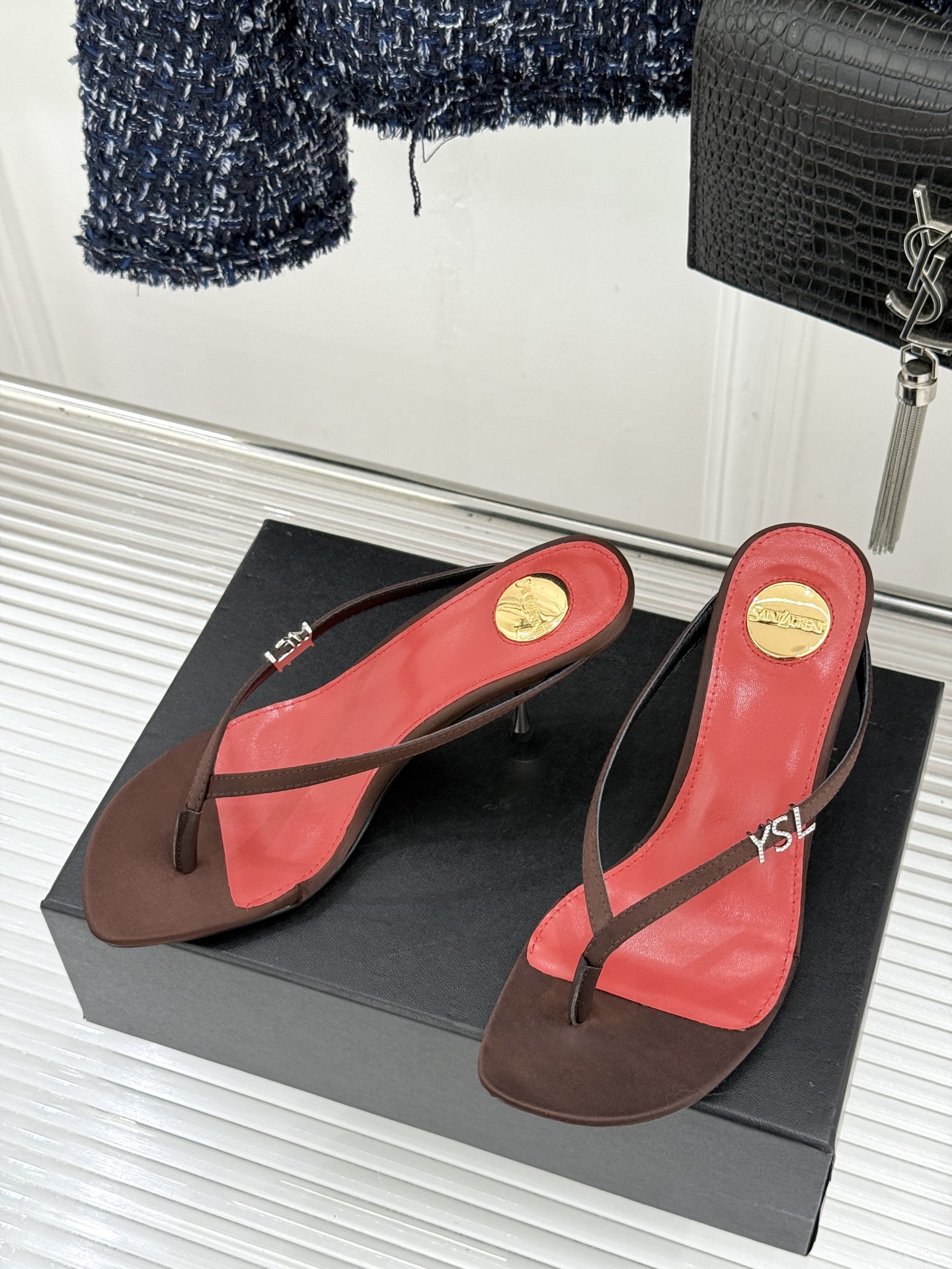 Saint Laurent /圣罗兰YSL26WF新品字母金属跟高跟夹脚人字拖2026春夏圣罗兰以标志性