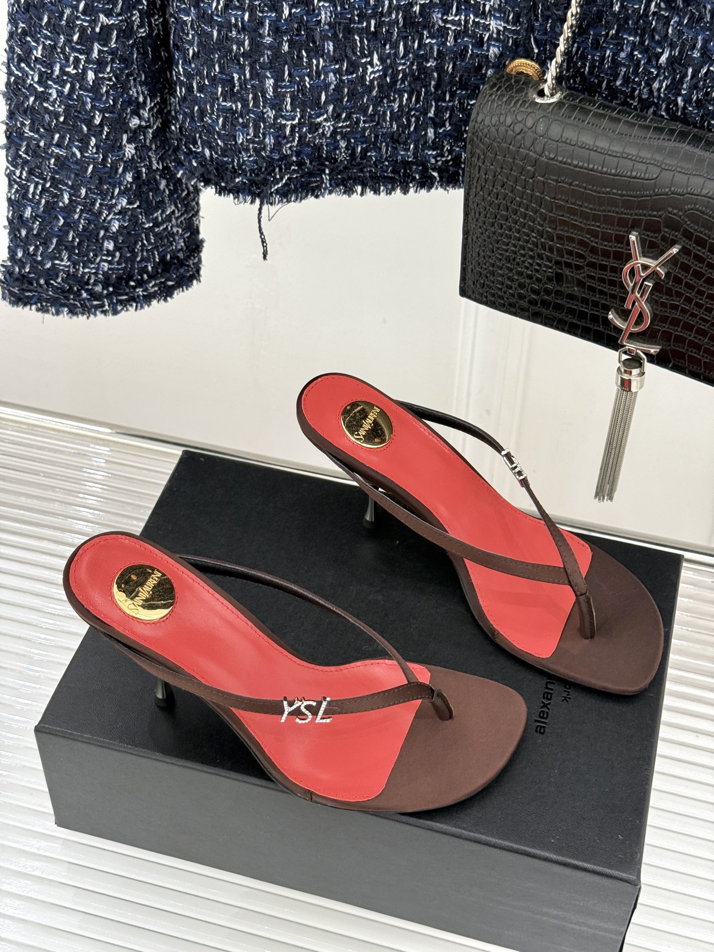 Saint Laurent /圣罗兰YSL26WF新品字母金属跟高跟夹脚人字拖2026春夏圣罗兰以标志性