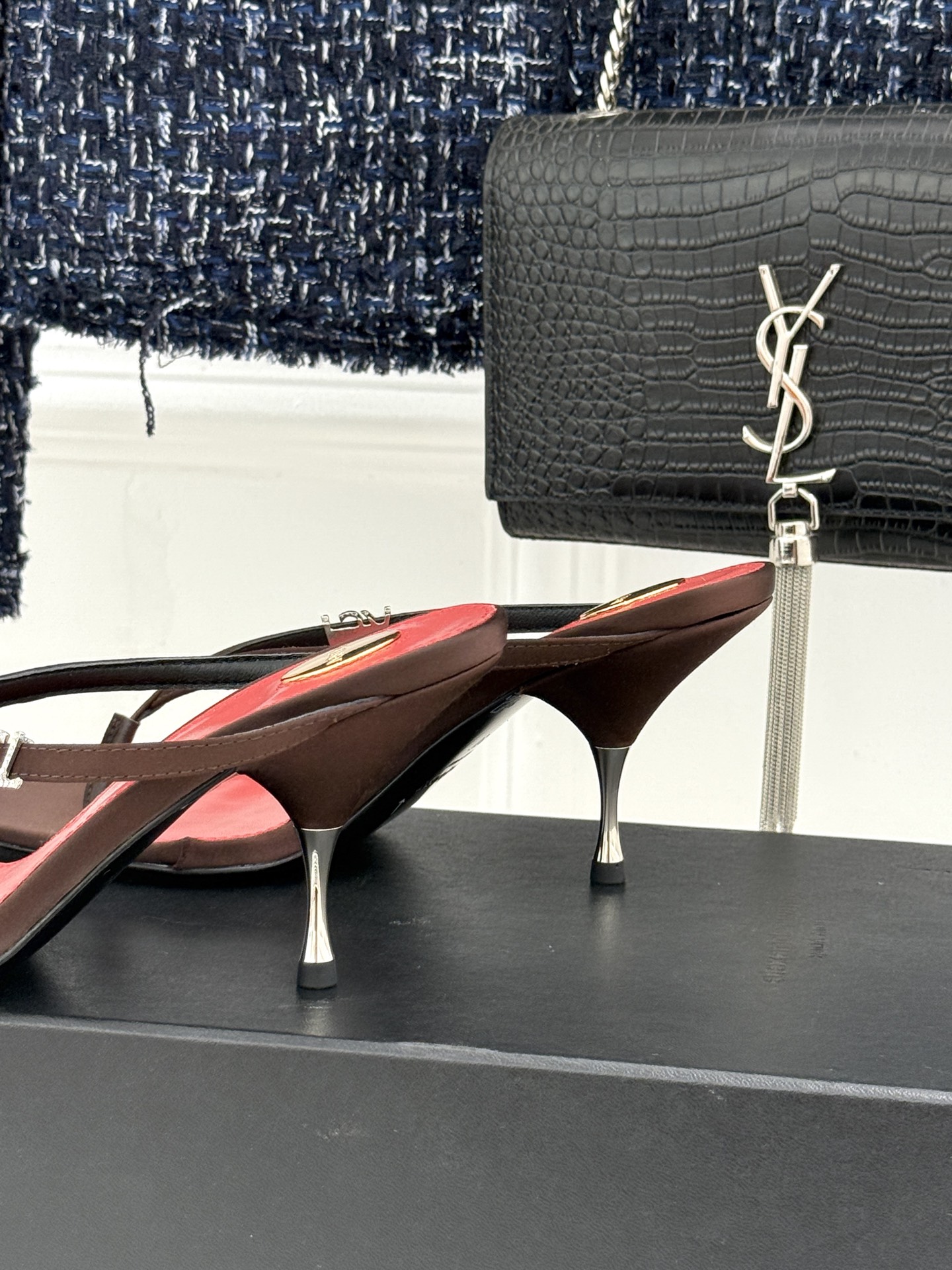 Saint Laurent /圣罗兰YSL26WF新品字母金属跟高跟夹脚人字拖2026春夏圣罗兰以标志性