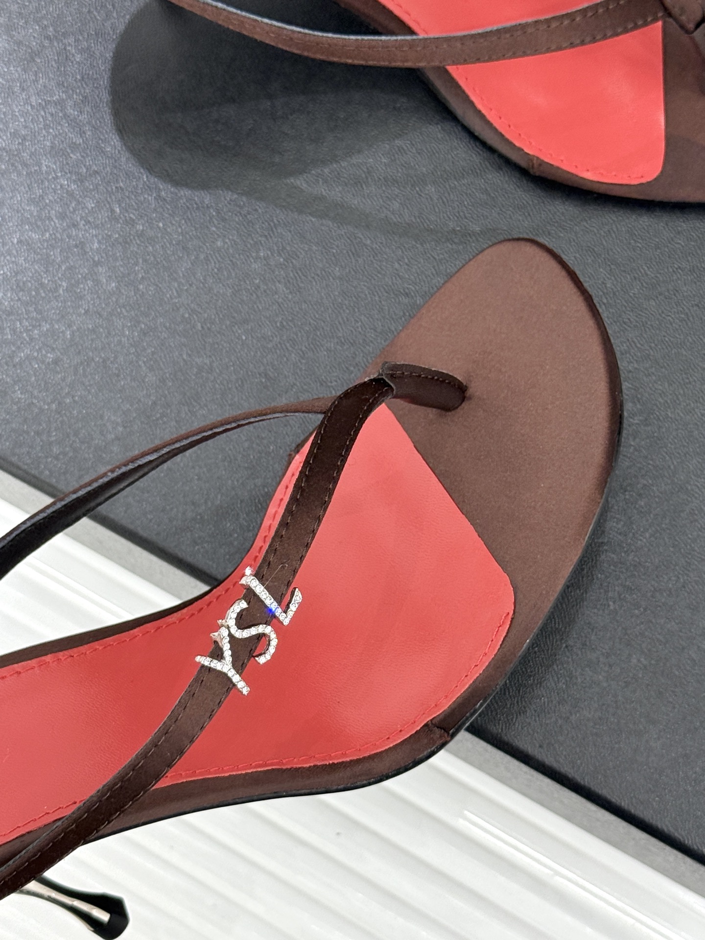 Saint Laurent /圣罗兰YSL26WF新品字母金属跟高跟夹脚人字拖2026春夏圣罗兰以标志性