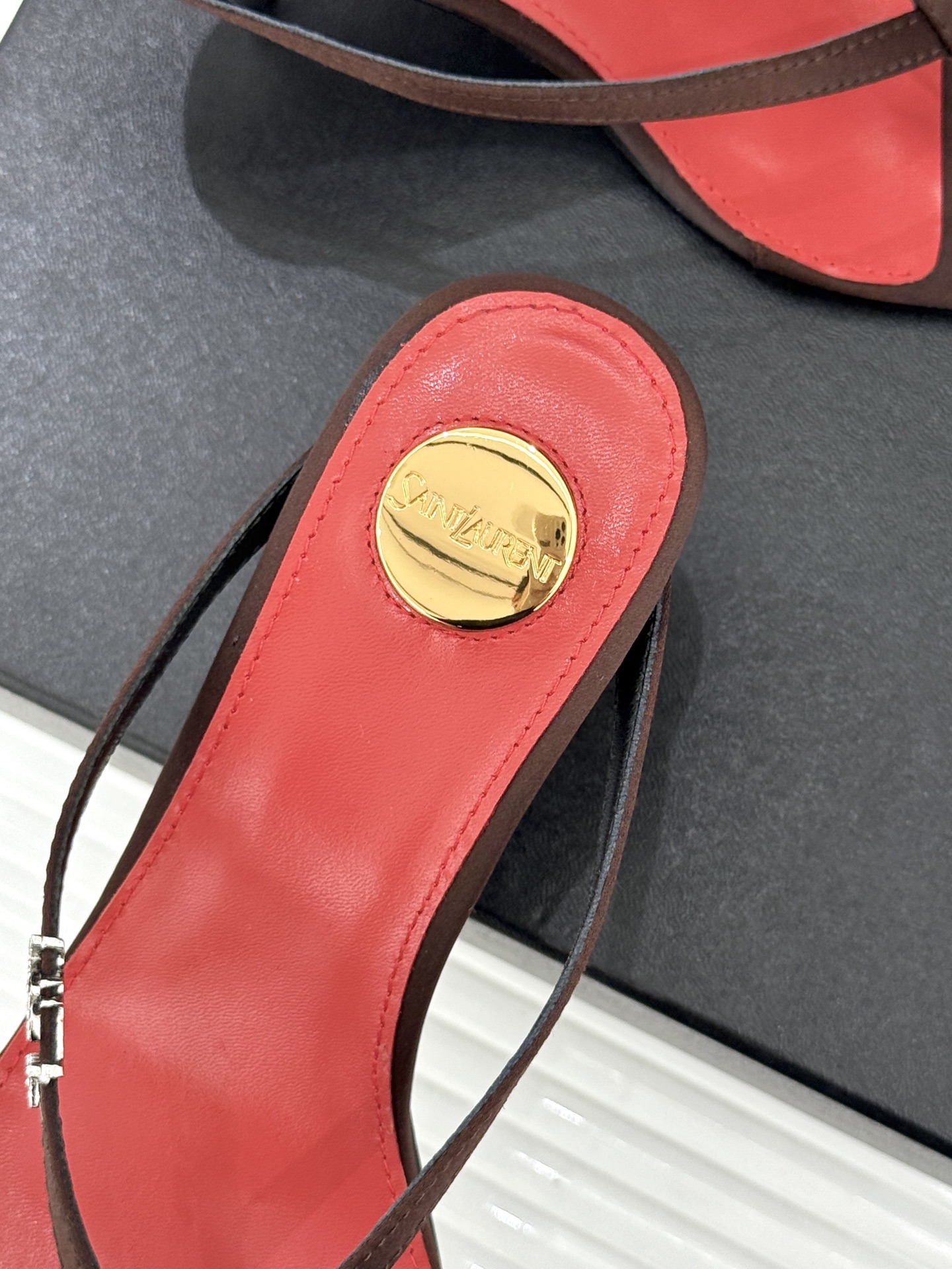 Saint Laurent /圣罗兰YSL26WF新品字母金属跟高跟夹脚人字拖2026春夏圣罗兰以标志性