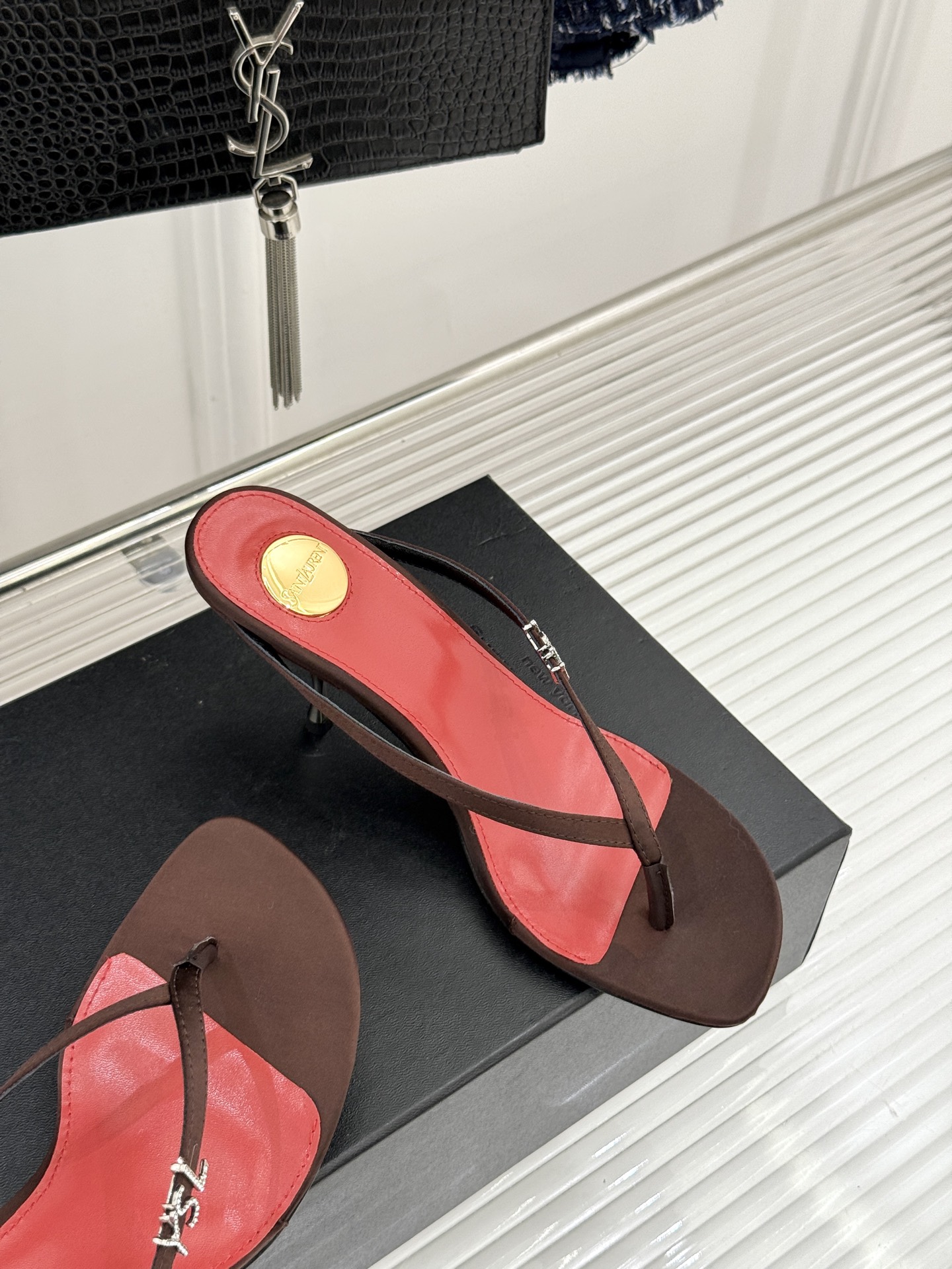 Saint Laurent /圣罗兰YSL26WF新品字母金属跟高跟夹脚人字拖2026春夏圣罗兰以标志性