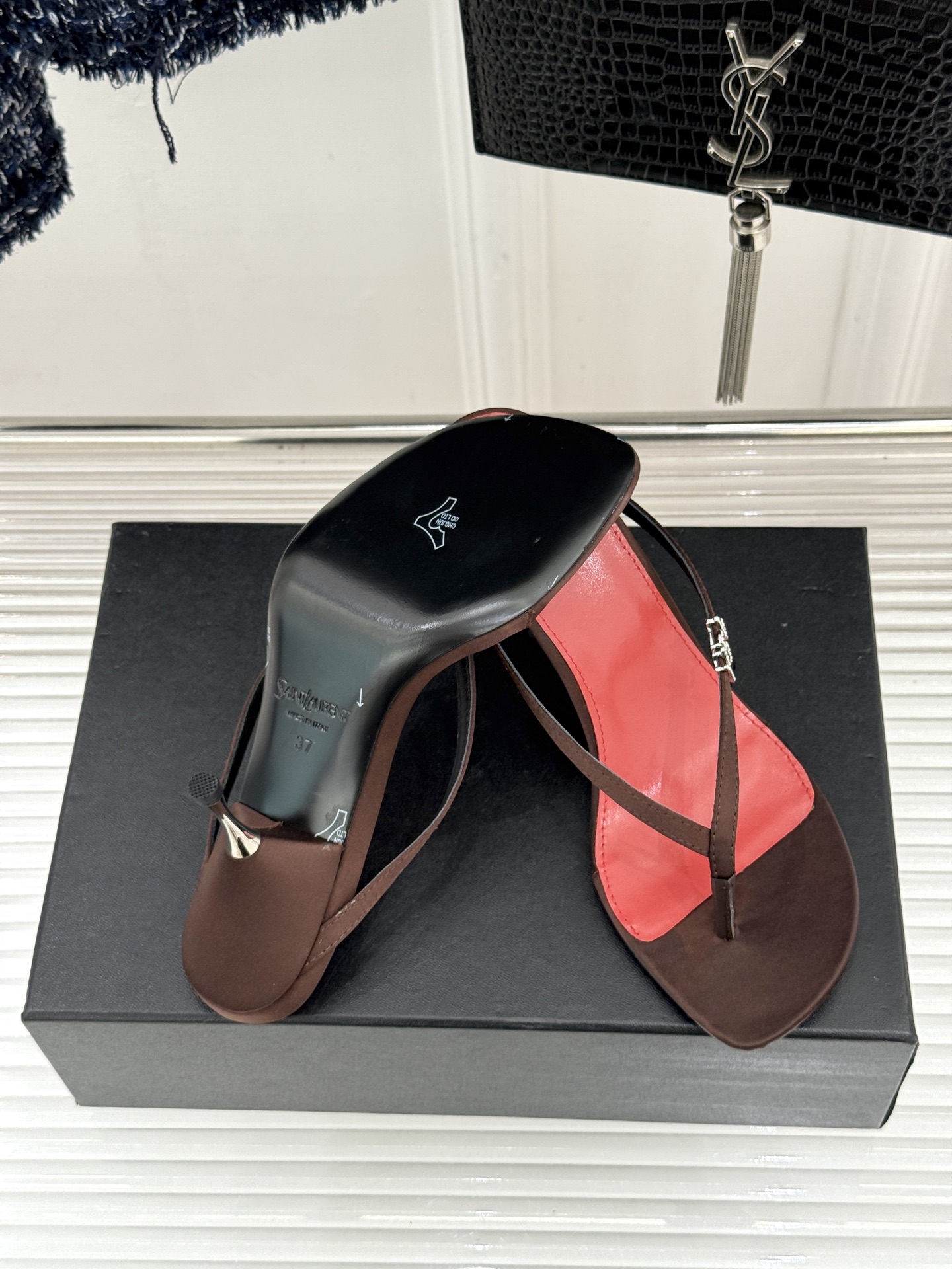 Saint Laurent /圣罗兰YSL26WF新品字母金属跟高跟夹脚人字拖2026春夏圣罗兰以标志性