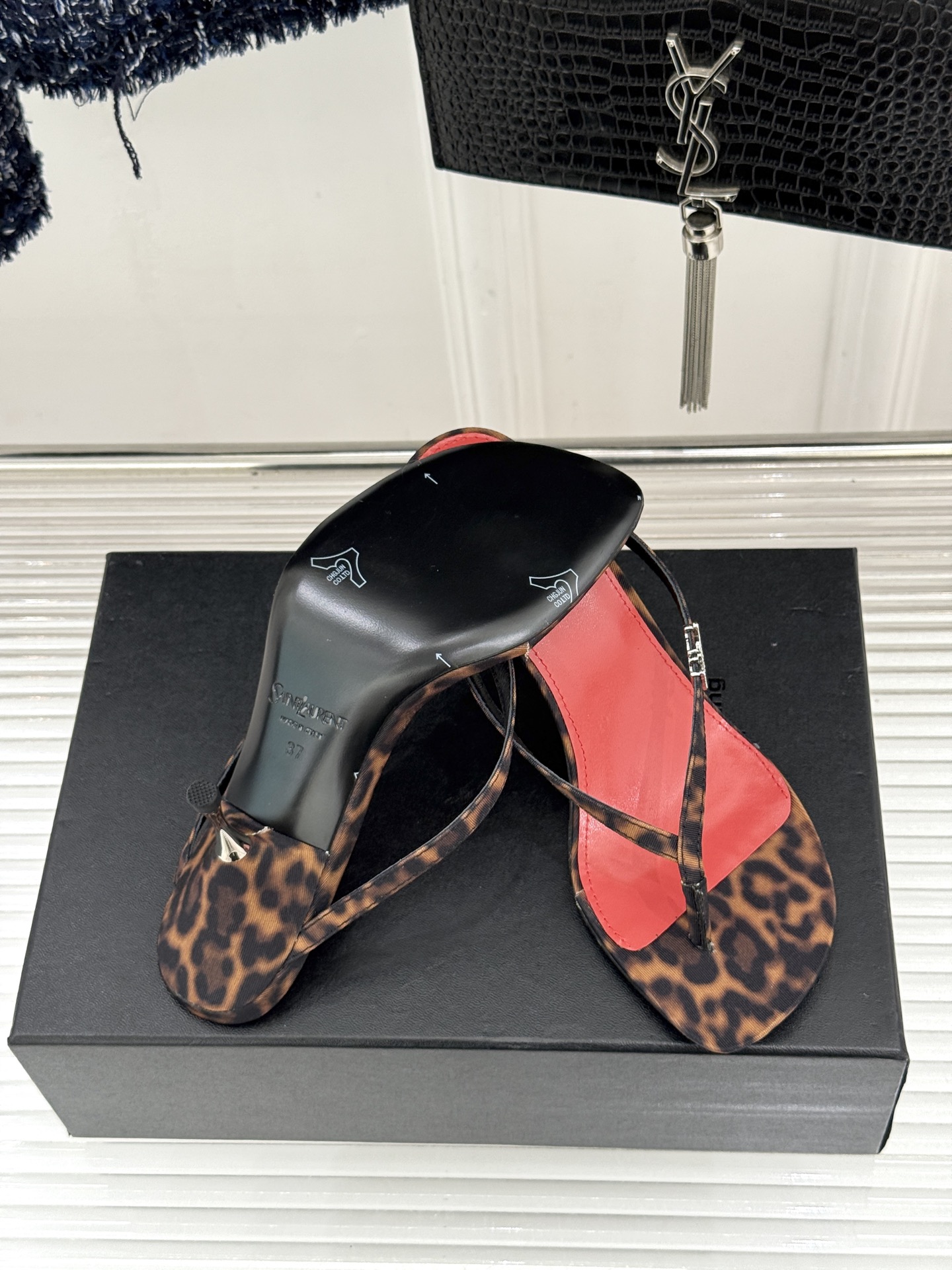 Saint Laurent /圣罗兰YSL26WF新品字母金属跟高跟夹脚人字拖2026春夏圣罗兰以标志性