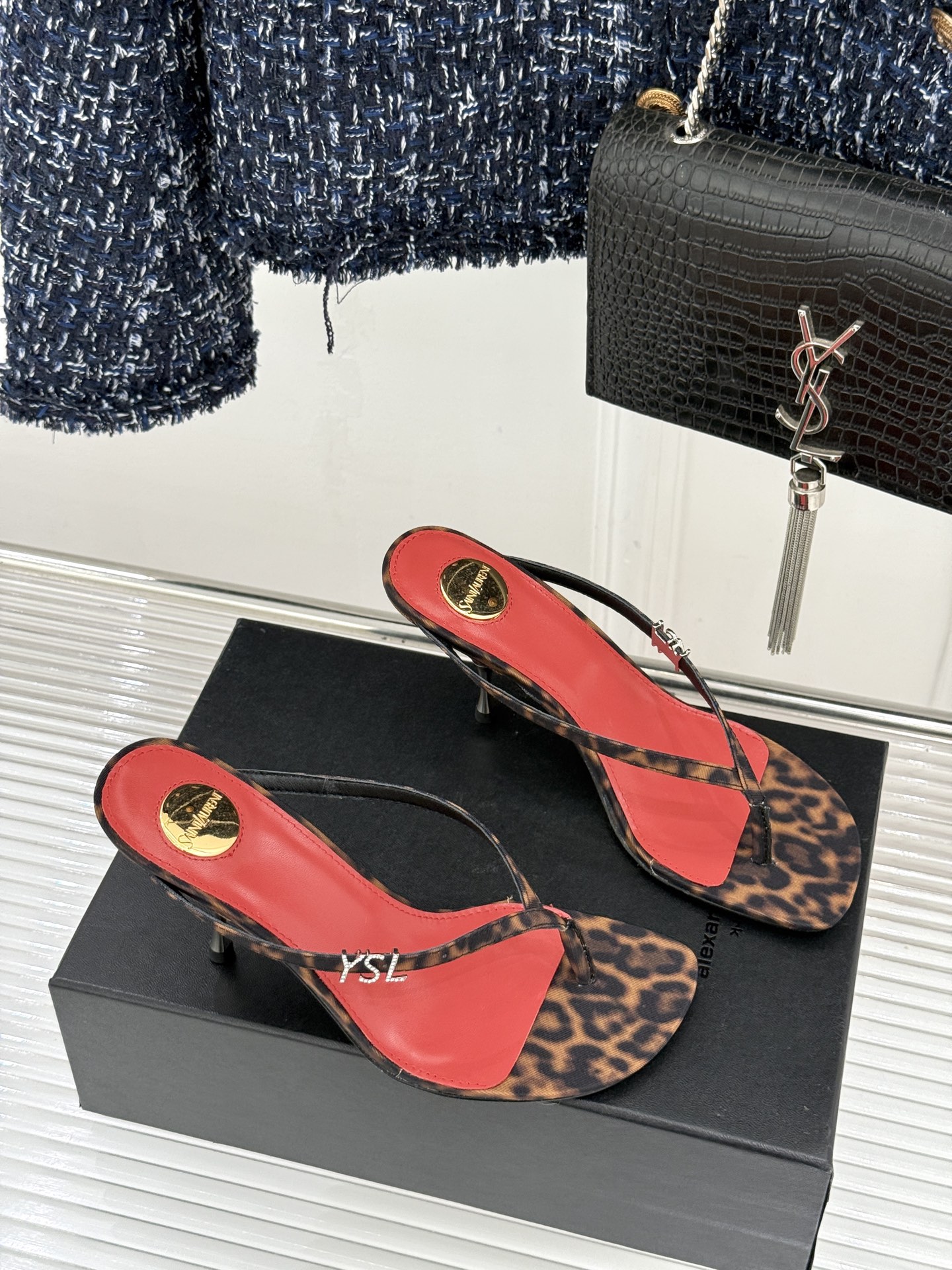 Saint Laurent /圣罗兰YSL26WF新品字母金属跟高跟夹脚人字拖2026春夏圣罗兰以标志性