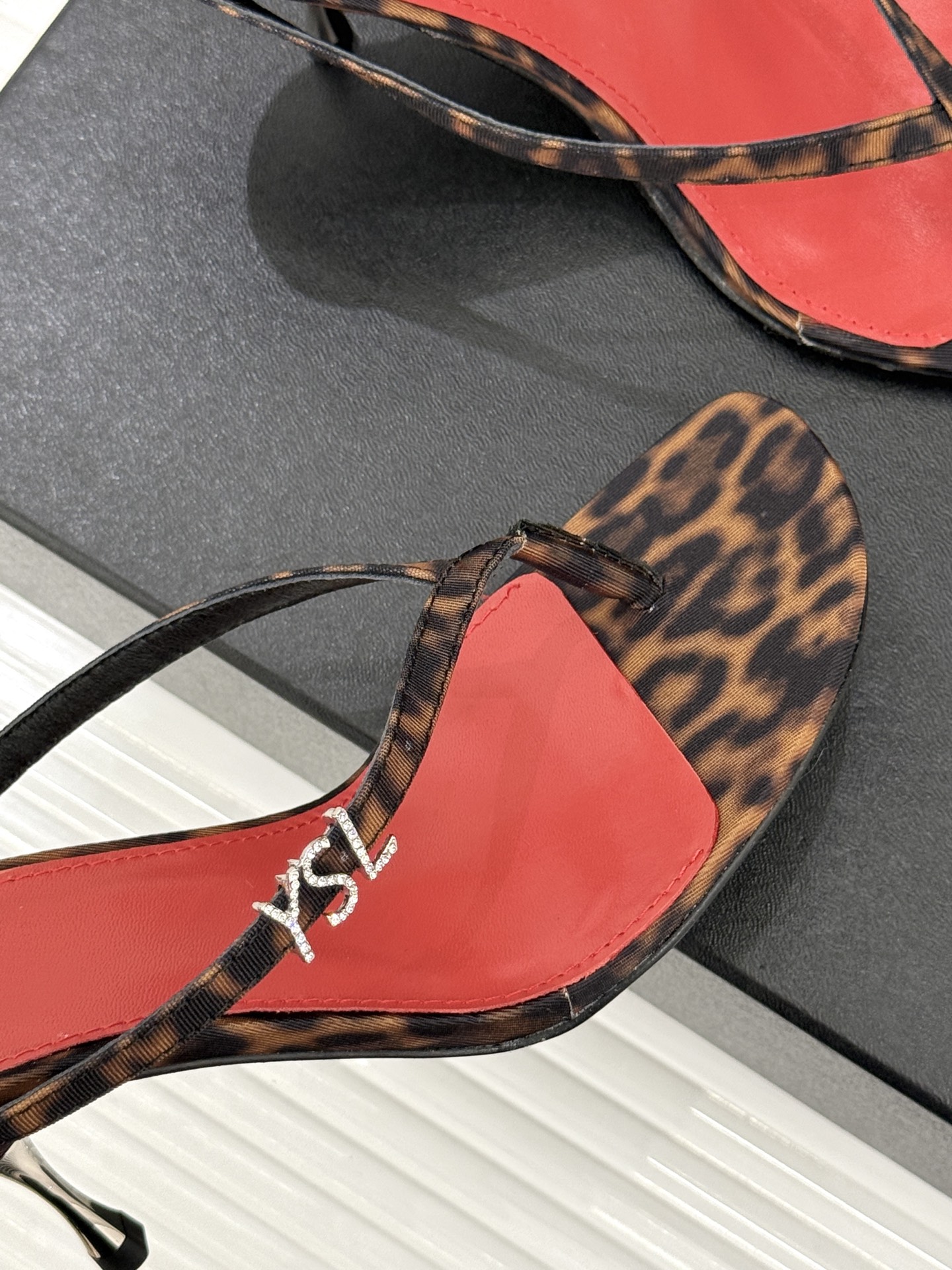 Saint Laurent /圣罗兰YSL26WF新品字母金属跟高跟夹脚人字拖2026春夏圣罗兰以标志性