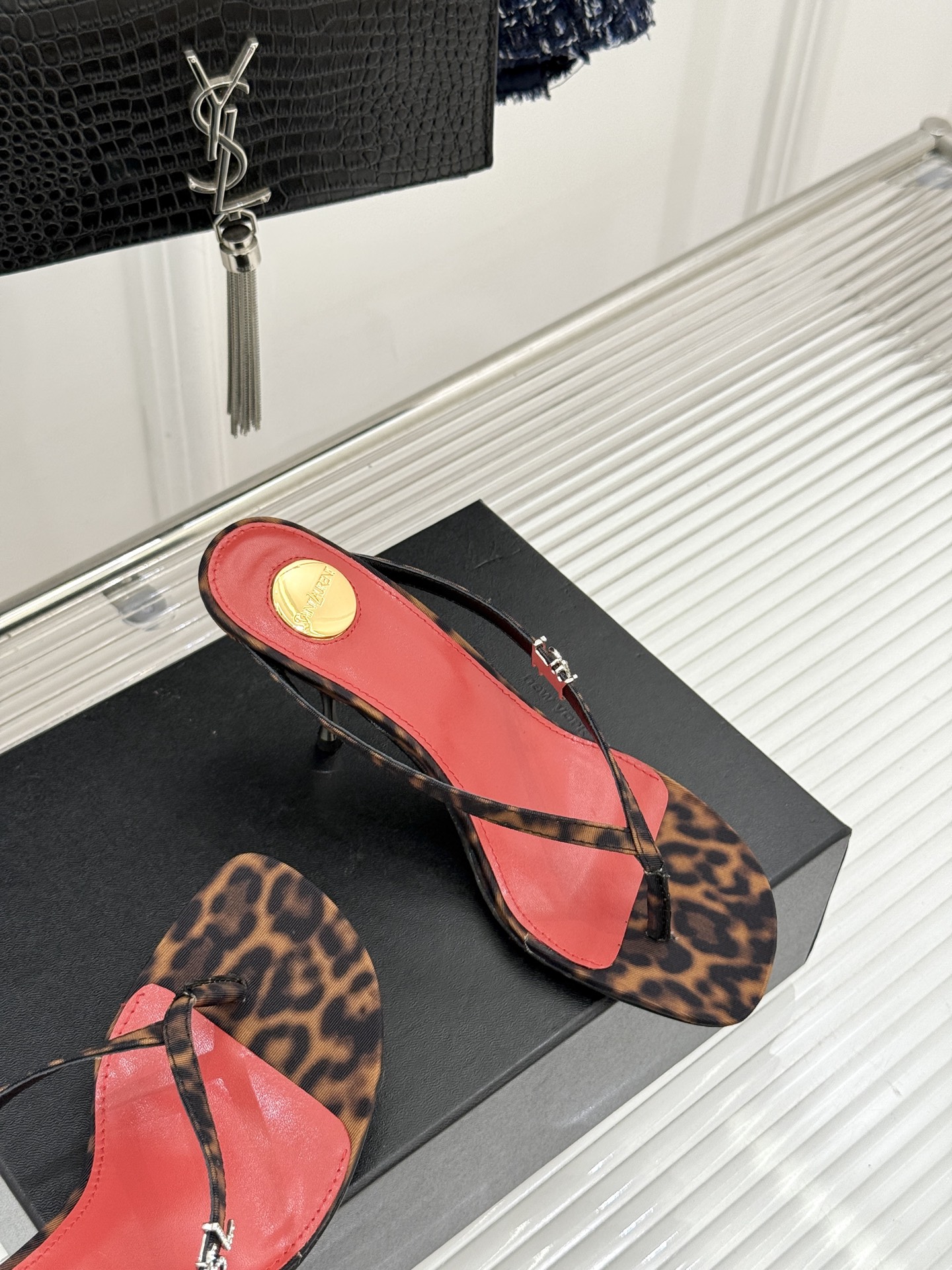 Saint Laurent /圣罗兰YSL26WF新品字母金属跟高跟夹脚人字拖2026春夏圣罗兰以标志性